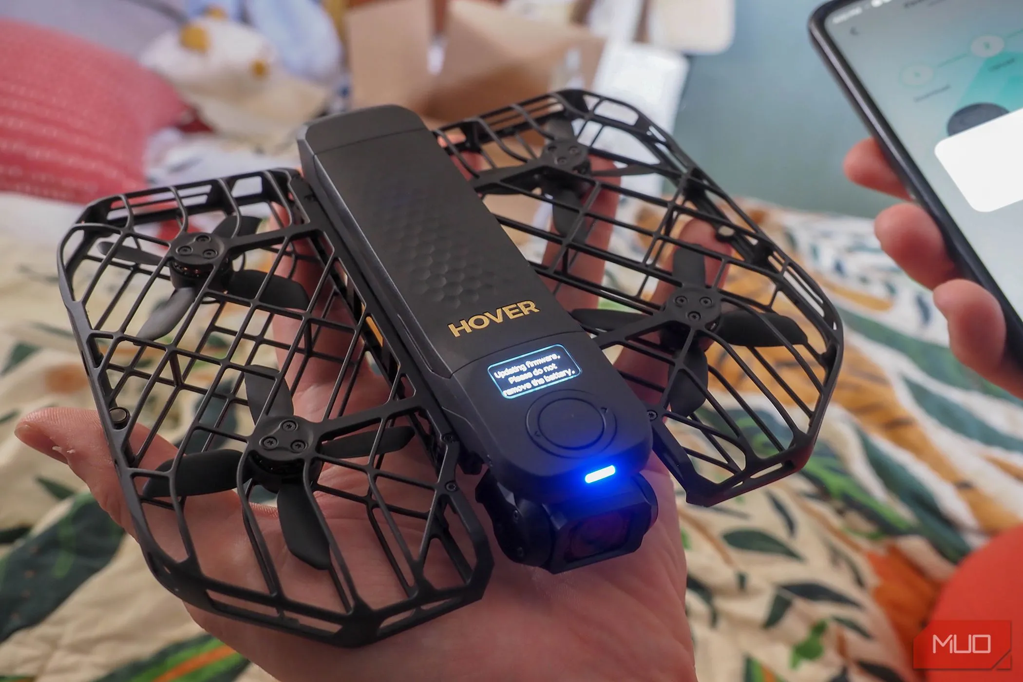 Màn hình HOVERAir X1 Promax hiển thị quá trình cập nhật firmware bên trong nhà