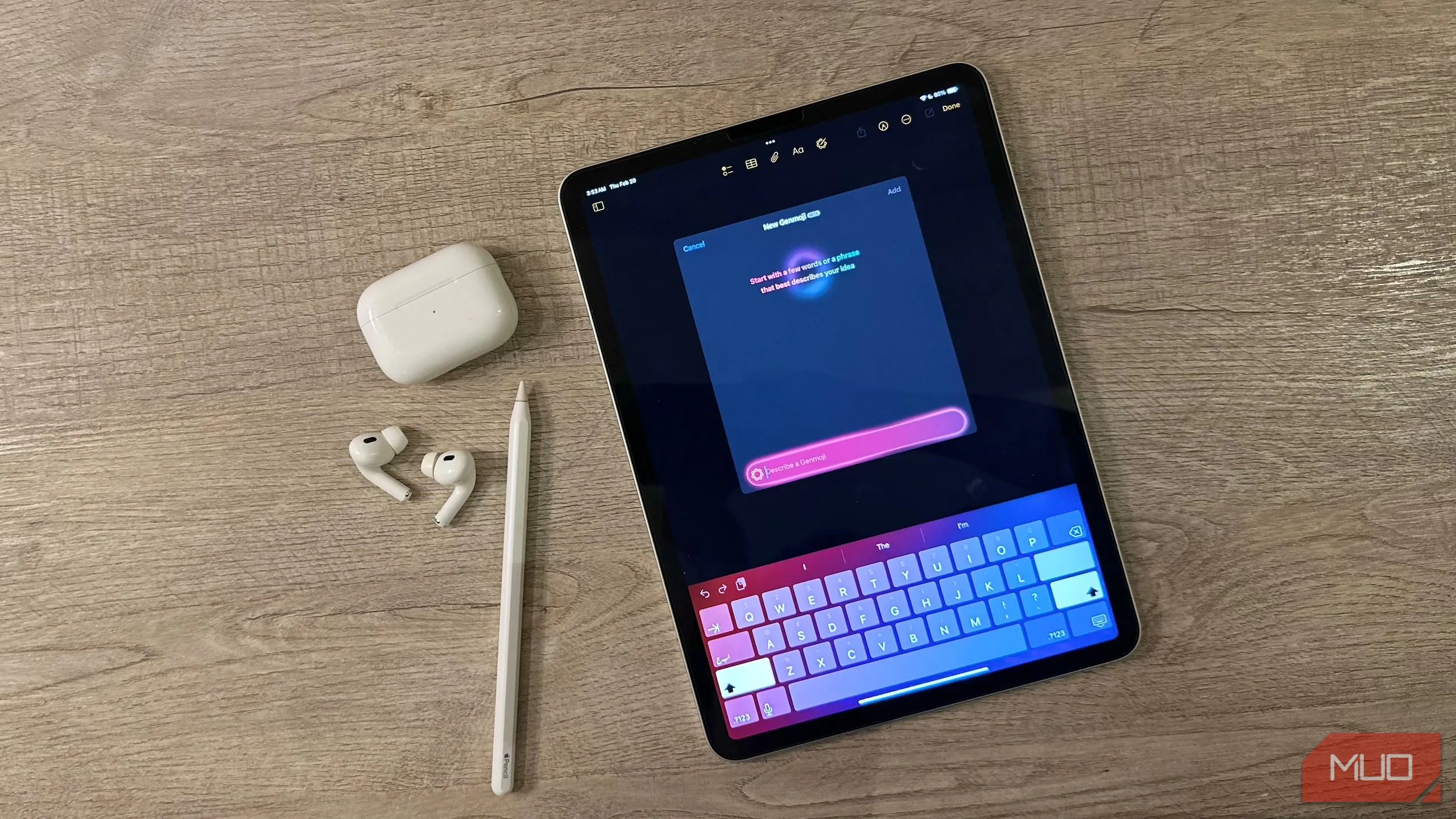 Màn hình iPad hiển thị Genmoji, kèm theo AirPods và Apple Pencil, biểu tượng cho phụ kiện Apple được ưu đãi