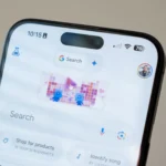 Màn hình iPhone 15 Pro Max hiển thị biểu tượng Gemini AI trong ứng dụng Google, minh họa giao diện mới.