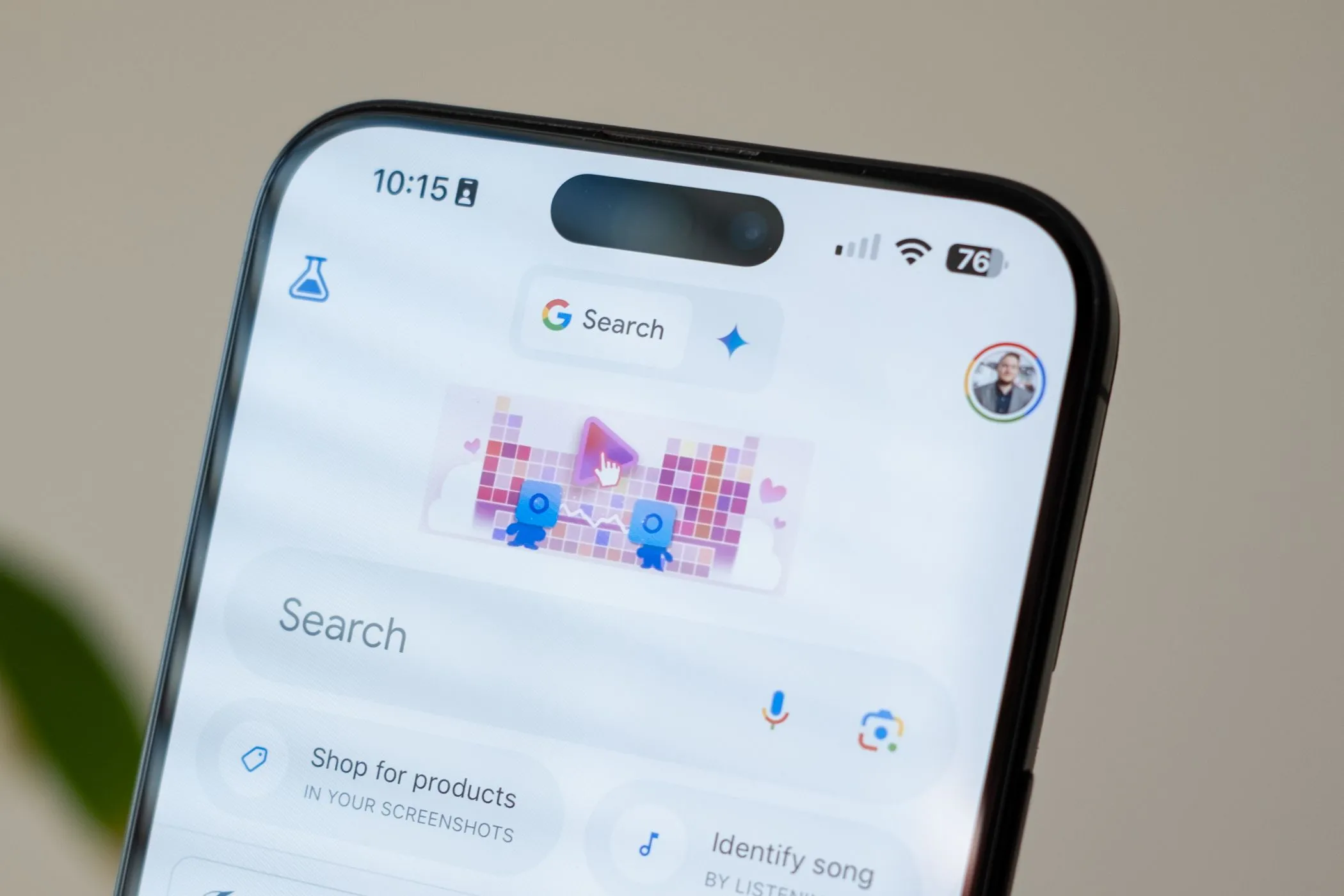 Màn hình iPhone 15 Pro Max hiển thị biểu tượng Gemini AI trong ứng dụng Google, minh họa giao diện mới.