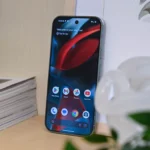Màn hình khóa của điện thoại Google Pixel 9 Pro với thông báo yêu cầu mở khóa để truy cập đầy đủ tính năng và dữ liệu sau khi Android tự động khởi động lại.
