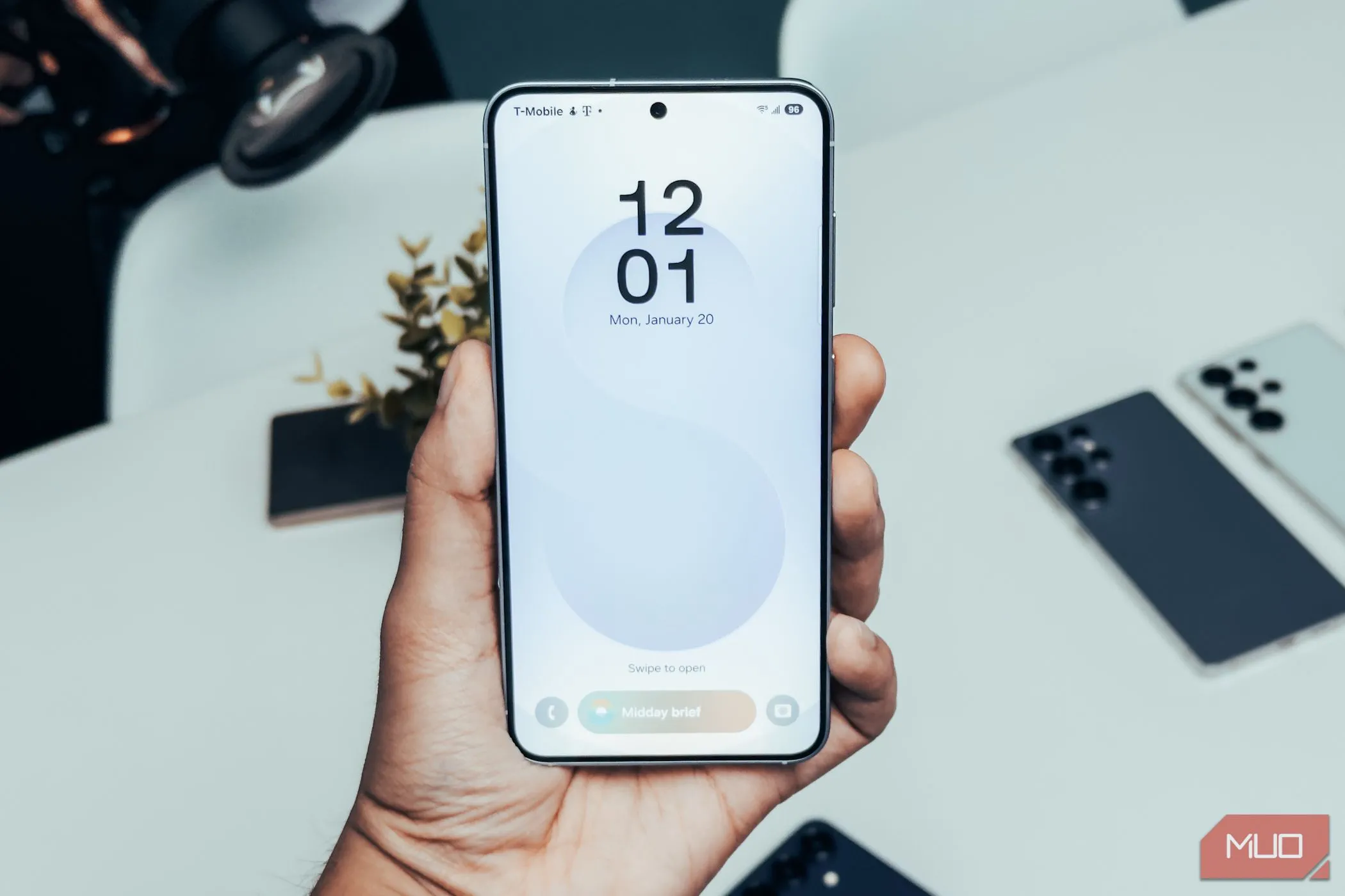 Màn hình khóa của Samsung Galaxy S25 hiển thị trong lòng bàn tay, với các thông báo và tính năng AI mới.