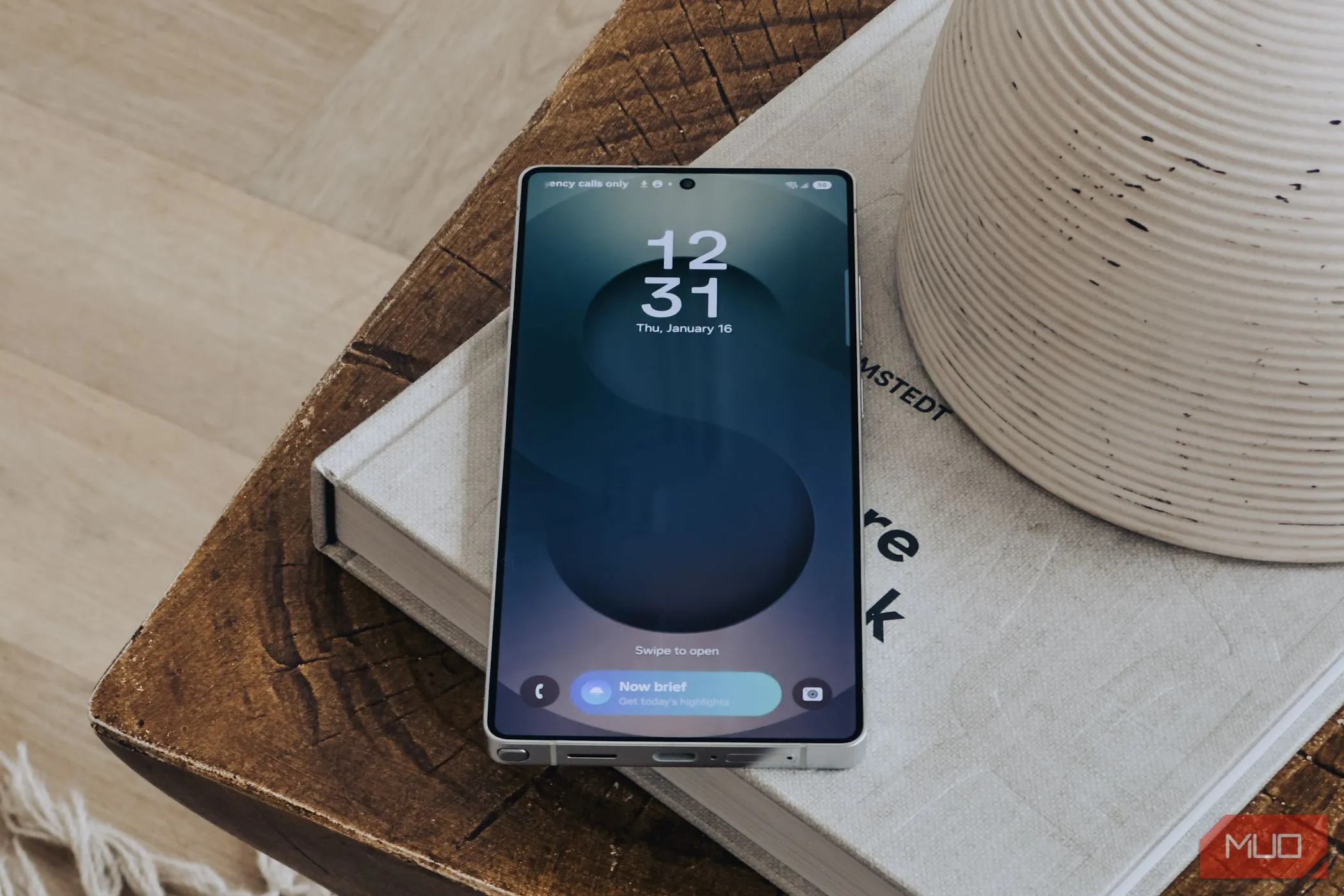 Màn hình khóa của Samsung Galaxy S25 Ultra hiển thị tính năng Daily Brief, tích hợp AI ngữ cảnh.