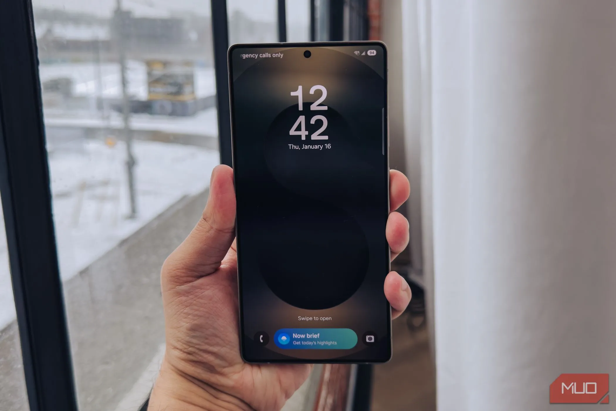 Màn hình khóa Samsung Galaxy S25 Ultra hiển thị Now Brief bên cửa sổ
