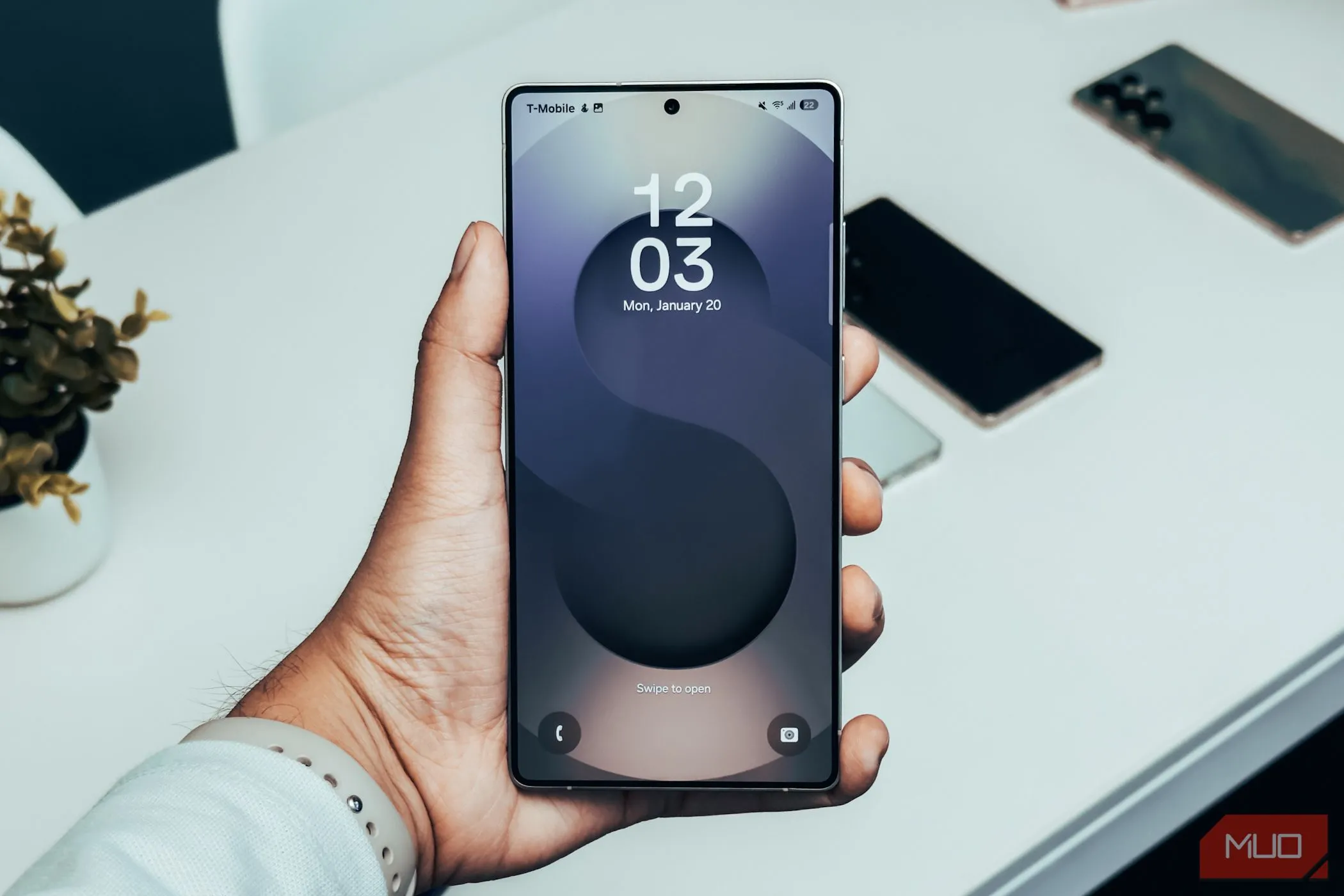 Màn hình khóa Samsung Galaxy S25 Ultra hiển thị trên tay người dùng