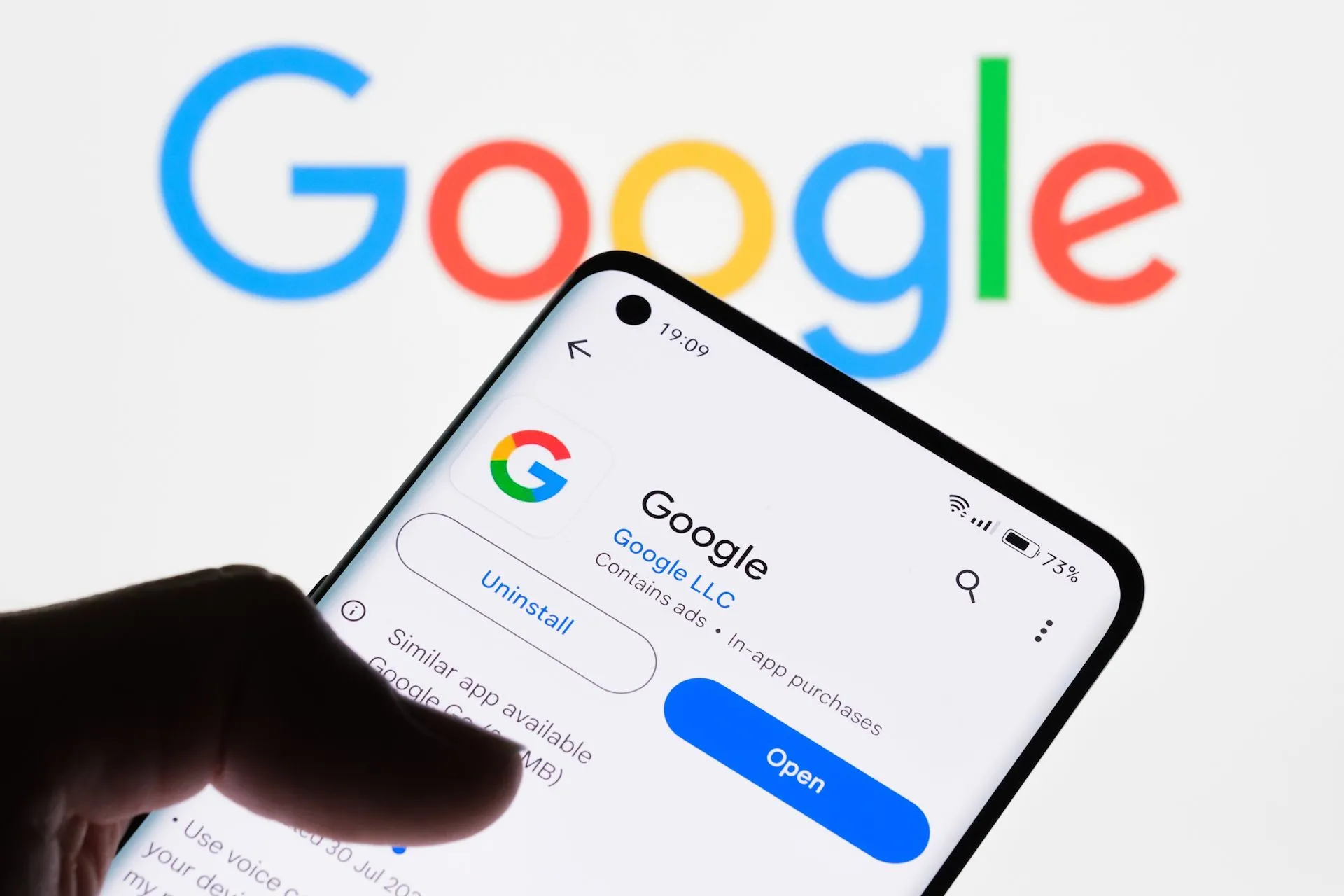 Màn hình ứng dụng Google trên smartphone Android, minh họa cho việc các ứng dụng và tính năng bảo mật hệ điều hành cần được cập nhật thường xuyên.