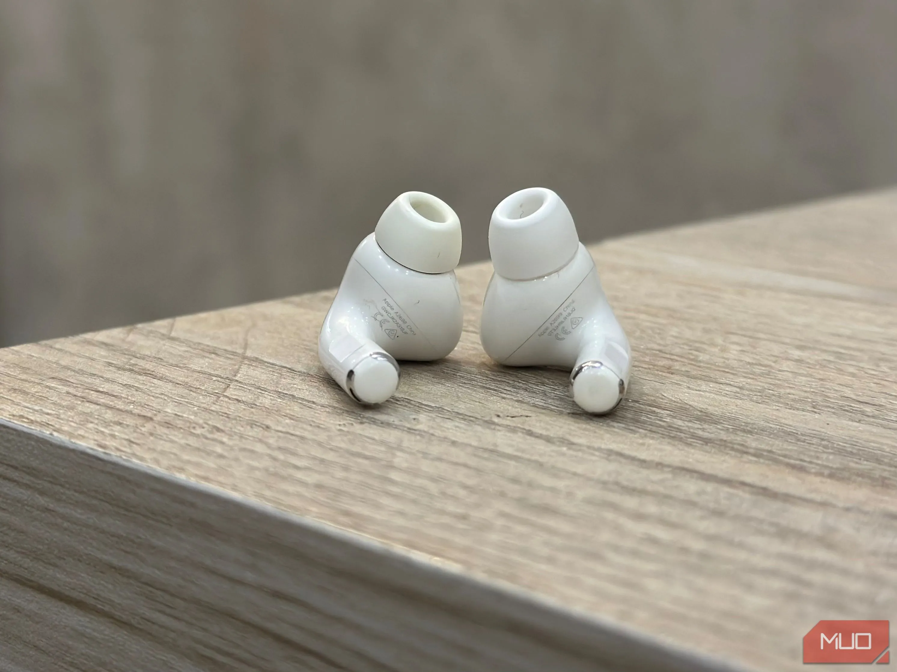 Mặt dưới của tai nghe Apple AirPods Pro 2, nơi in số kiểu máy (model number) để dễ dàng nhận diện.