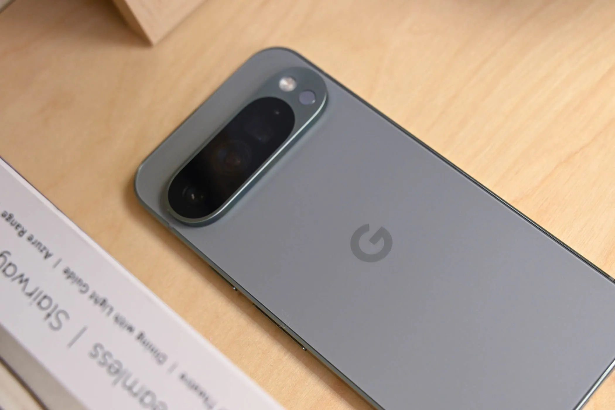 Mặt lưng của Google Pixel 9 Pro, minh họa tính năng bảo vệ nhẹ của miếng dán màn hình chống va đập.