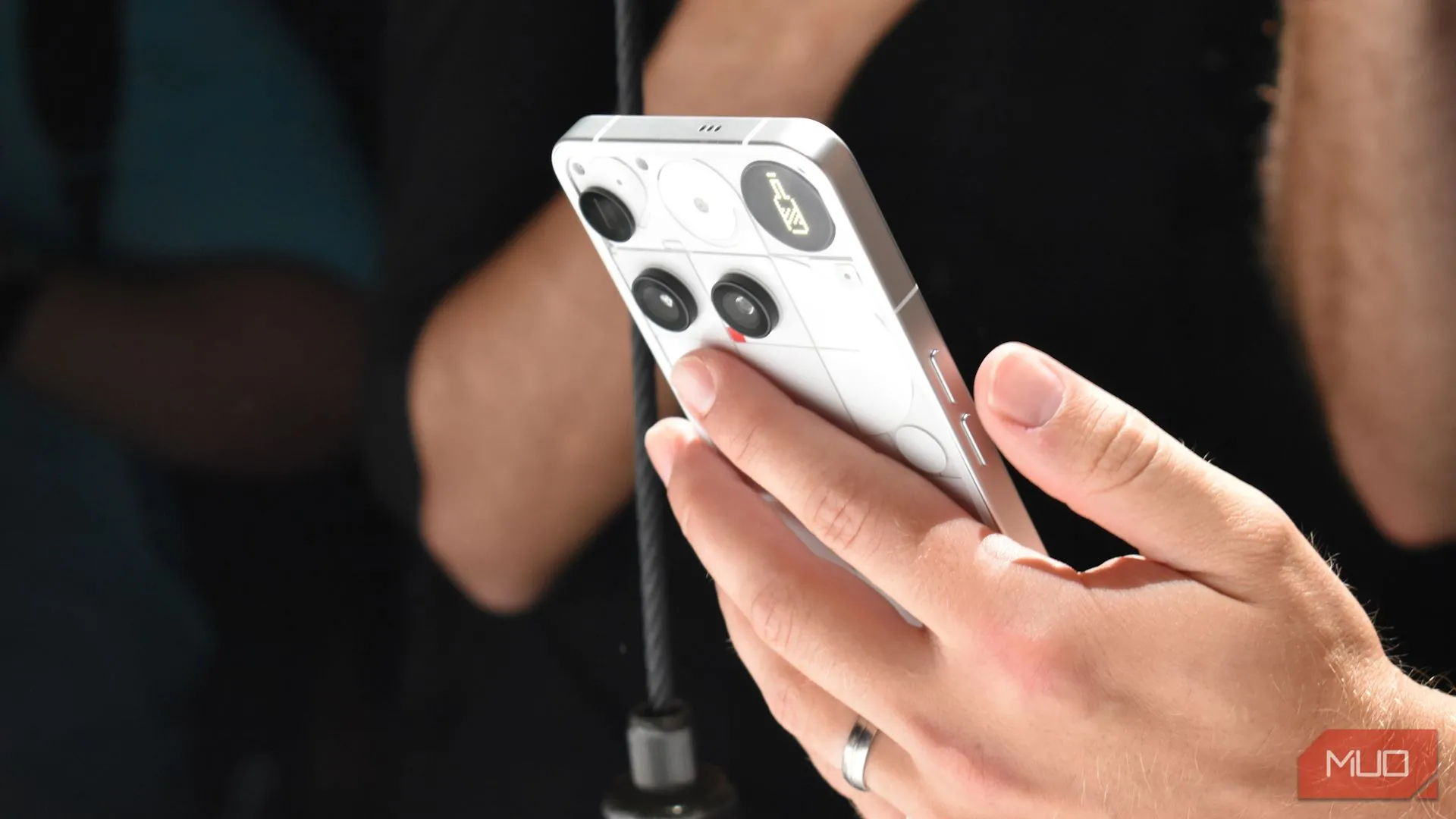 Mặt lưng điện thoại Nothing Phone 3 với hệ thống Glyph Matrix mới, bao gồm các đèn LED hình tròn.
