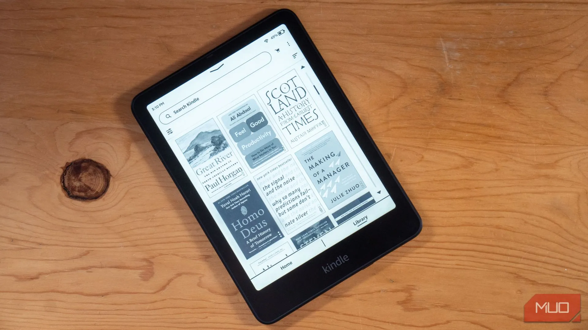 Máy đọc sách Amazon Kindle Paperwhite Signature Edition trên bàn, thể hiện sự tiện lợi của màn hình E-ink cho trải nghiệm đọc sách.