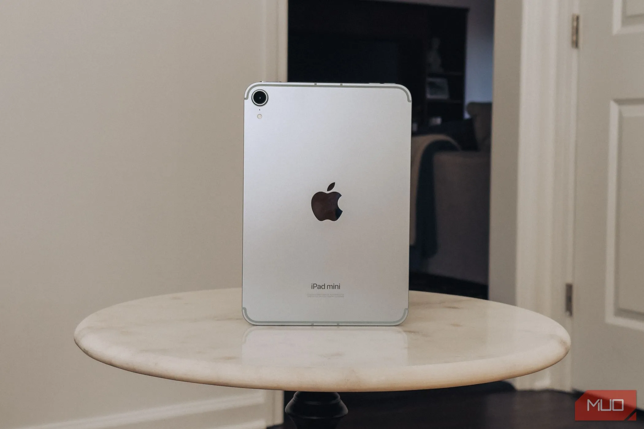 Máy tính bảng iPad mini (A17 Pro) trên bàn đá cẩm thạch