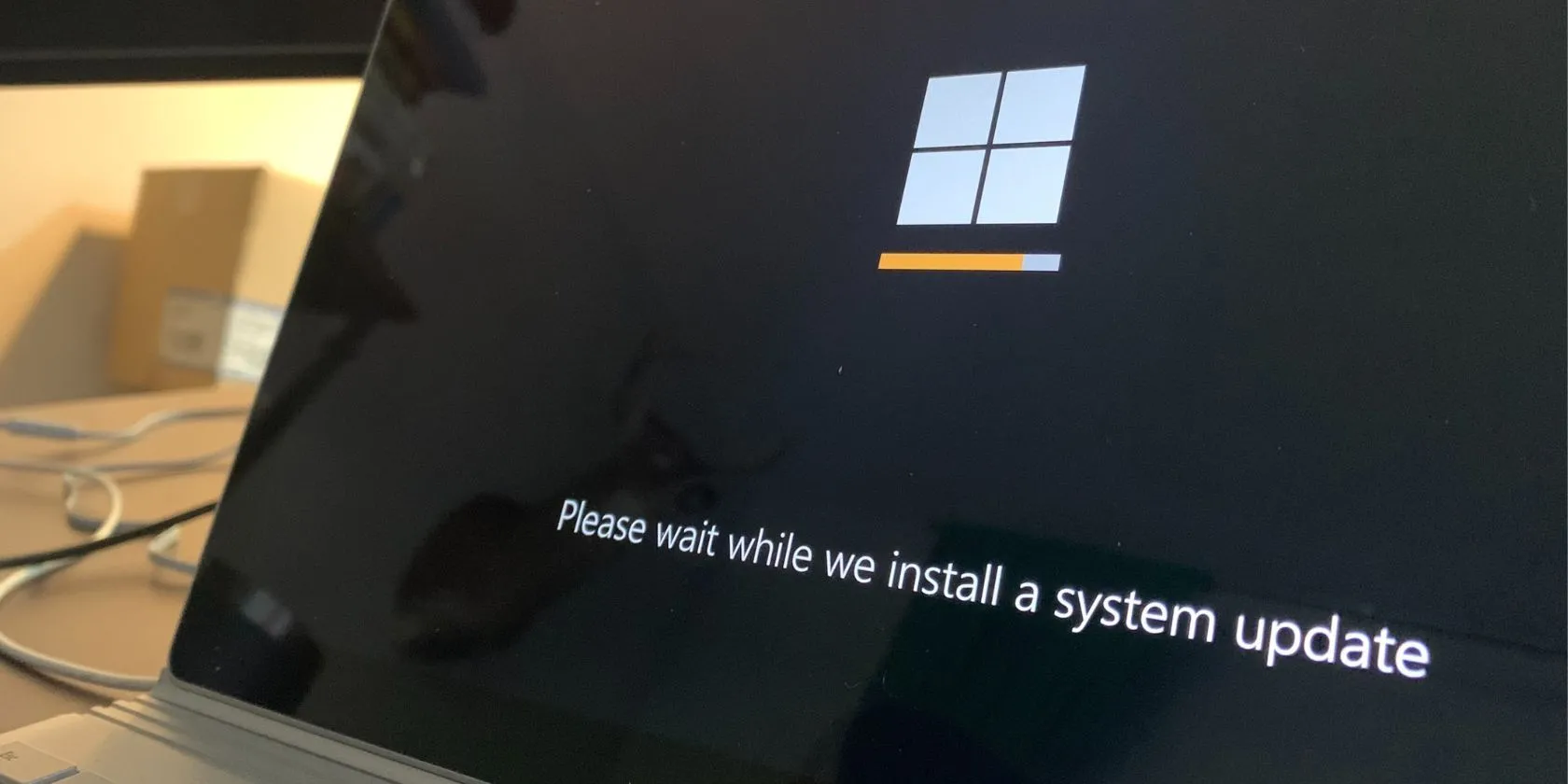 Máy tính xách tay đang cập nhật phần mềm Windows, nhấn mạnh tầm quan trọng của việc cập nhật hệ điều hành để bảo vệ thiết bị và eSIM.