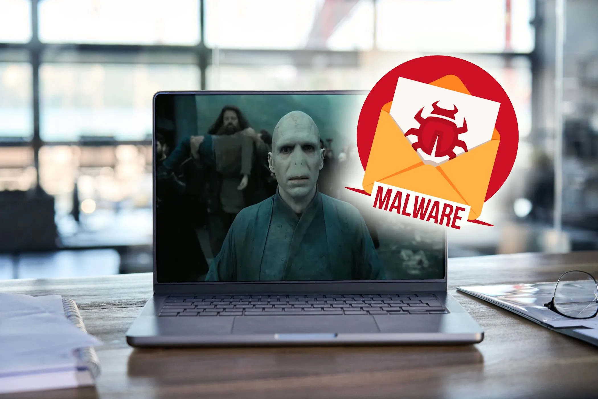 Máy tính xách tay hiển thị cảnh báo phần mềm độc hại Voldemort trên Dark Web