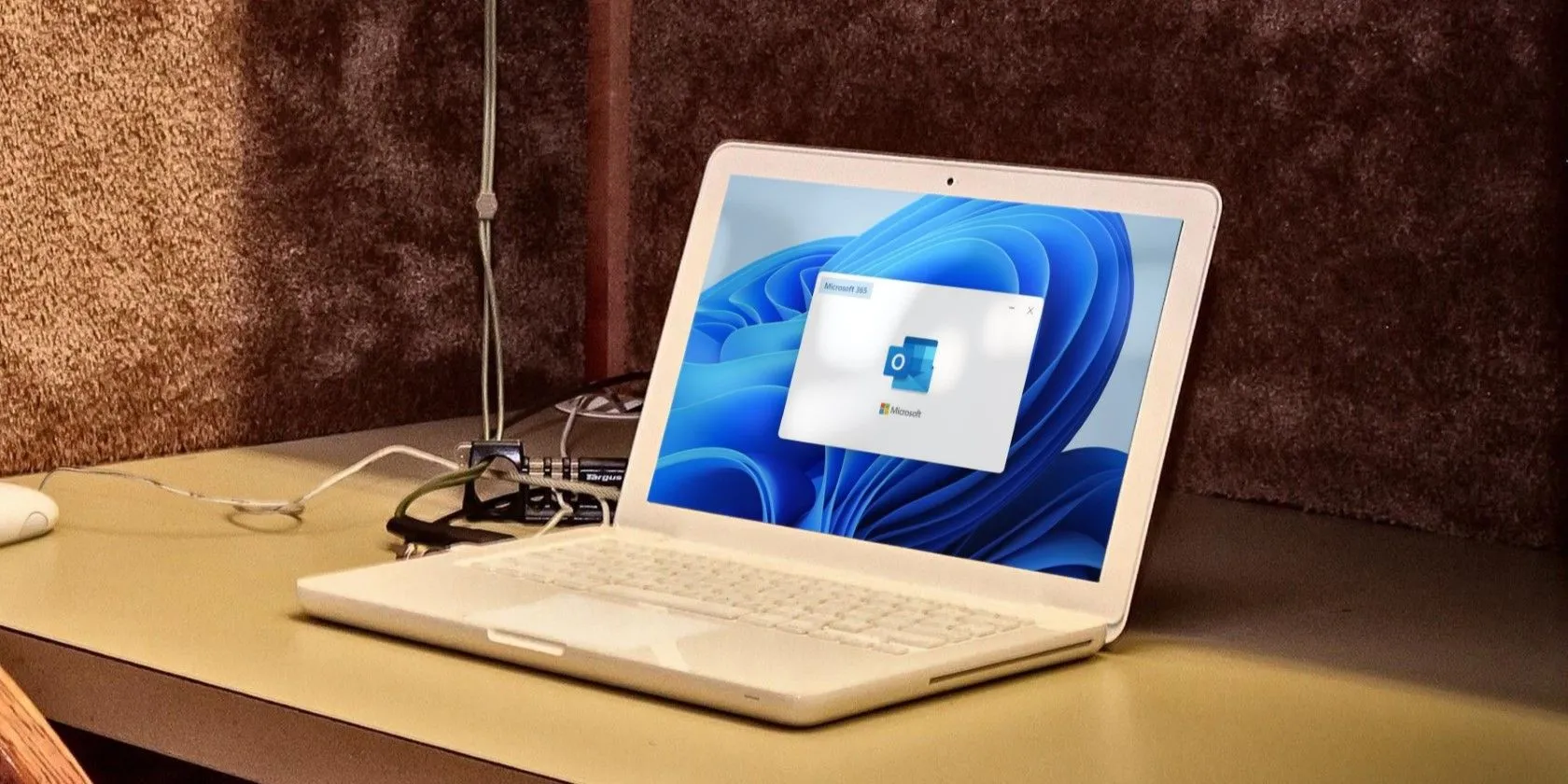 Máy tính xách tay với giao diện Outlook, minh họa quy trình thiết lập bộ lọc email theo tên miền.