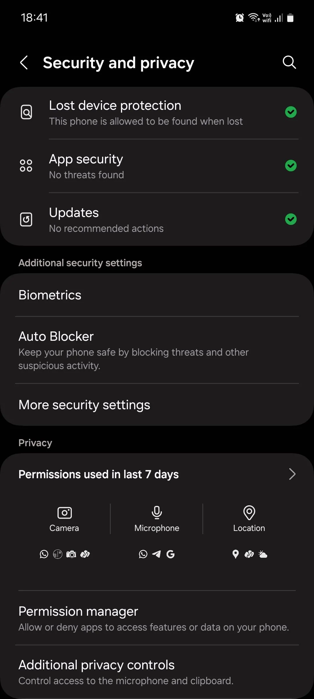 Menu &quot;Bảo mật và quyền riêng tư&quot; trong Cài đặt One UI của Samsung, hiển thị tùy chọn &quot;Tự động chặn&quot; (Auto Blocker) để kích hoạt tính năng bảo mật thiết bị.
