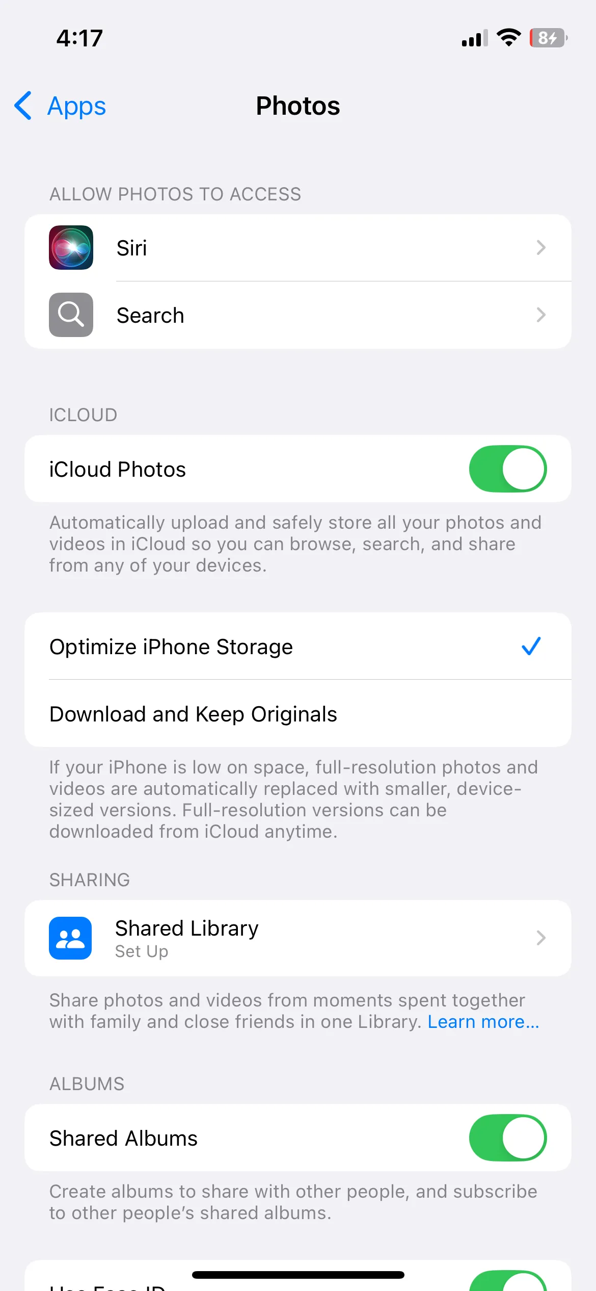 Menu cài đặt Ảnh trên iPhone với tùy chọn &quot;Tối ưu hóa dung lượng iPhone&quot;, giúp giải phóng bộ nhớ thiết bị bằng cách lưu trữ ảnh gốc trên iCloud.