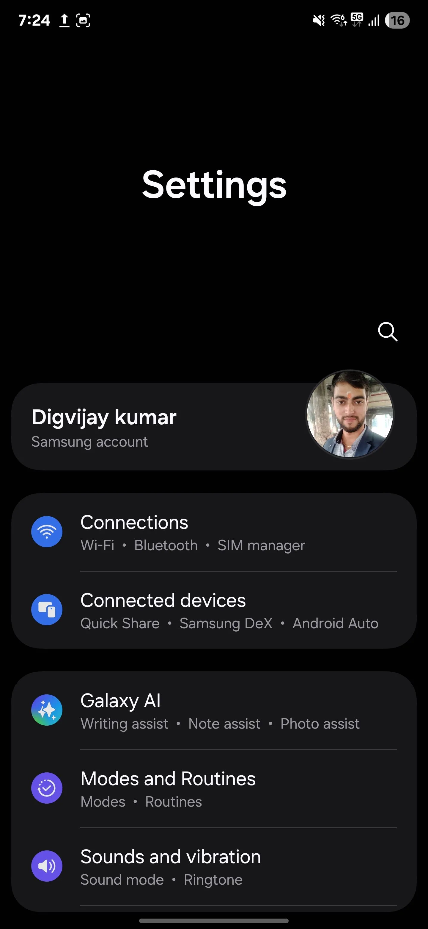 Menu Cài đặt chính trên điện thoại Samsung, nơi truy cập các tùy chọn kết nối.