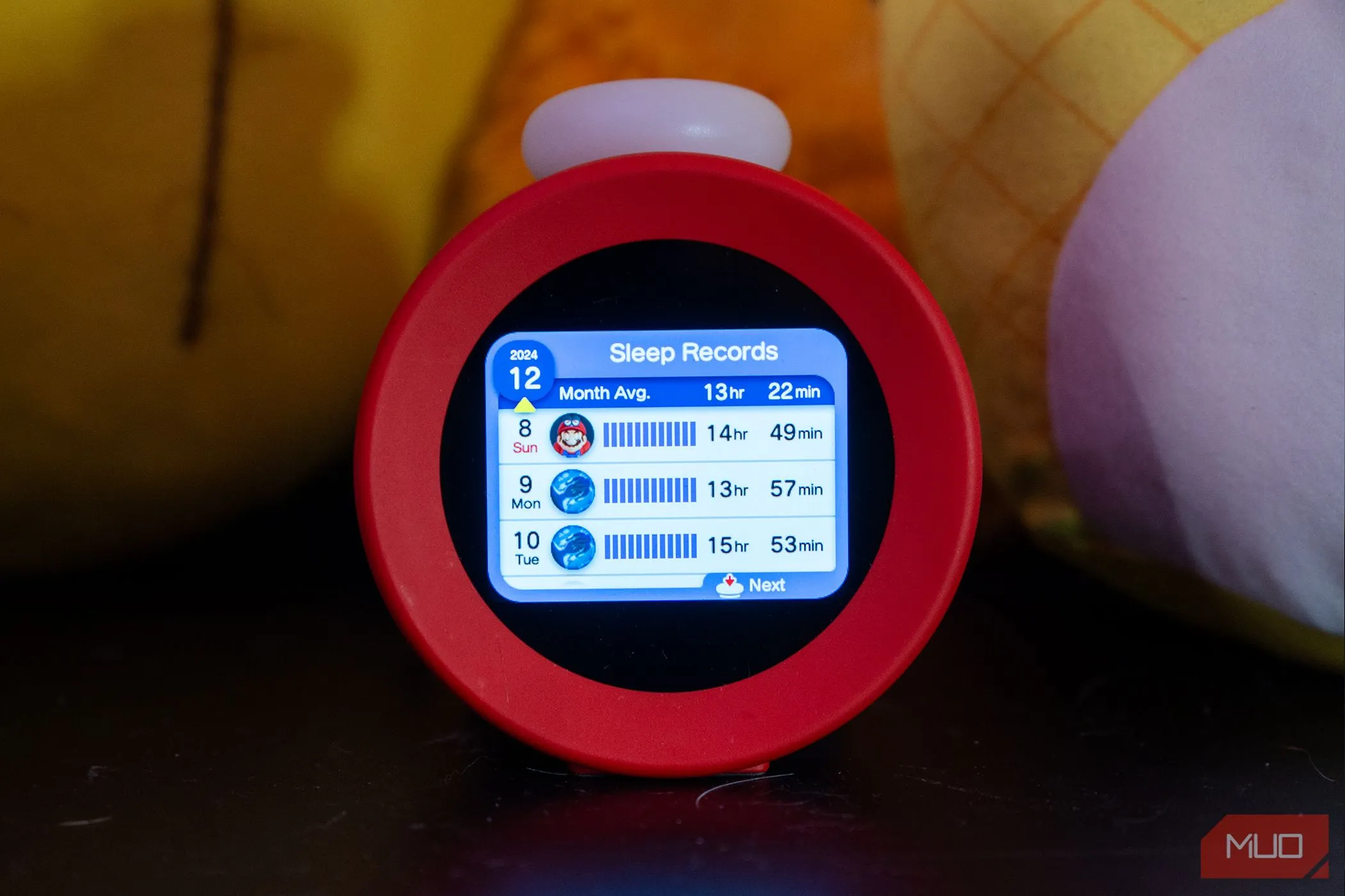 Menu ghi lại dữ liệu giấc ngủ của Nintendo Alarmo với các số liệu bị sai lệch do sự can thiệp của vật nuôi, hiển thị thời gian trên giường và chuyển động khi ngủ.