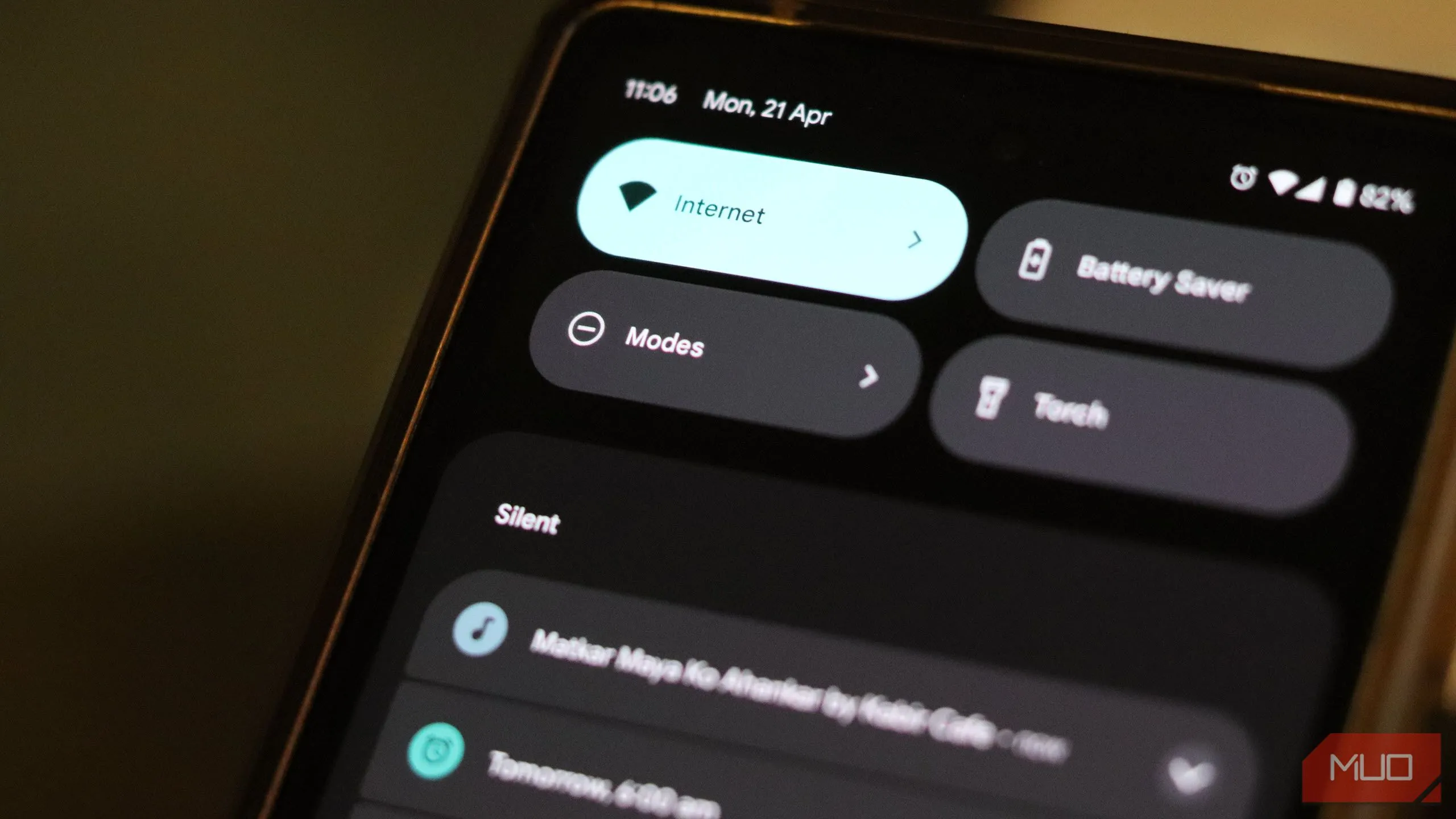 Menu truy cập nhanh Chế độ trên Google Pixel, hiển thị các tùy chọn chuyển đổi giữa các chế độ thông báo.