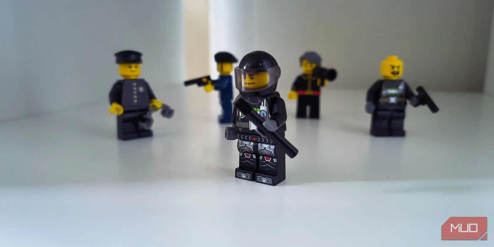 Mô hình cảnh sát Lego đột kích, ám chỉ sự giám sát của cơ quan pháp luật trên Dark Web