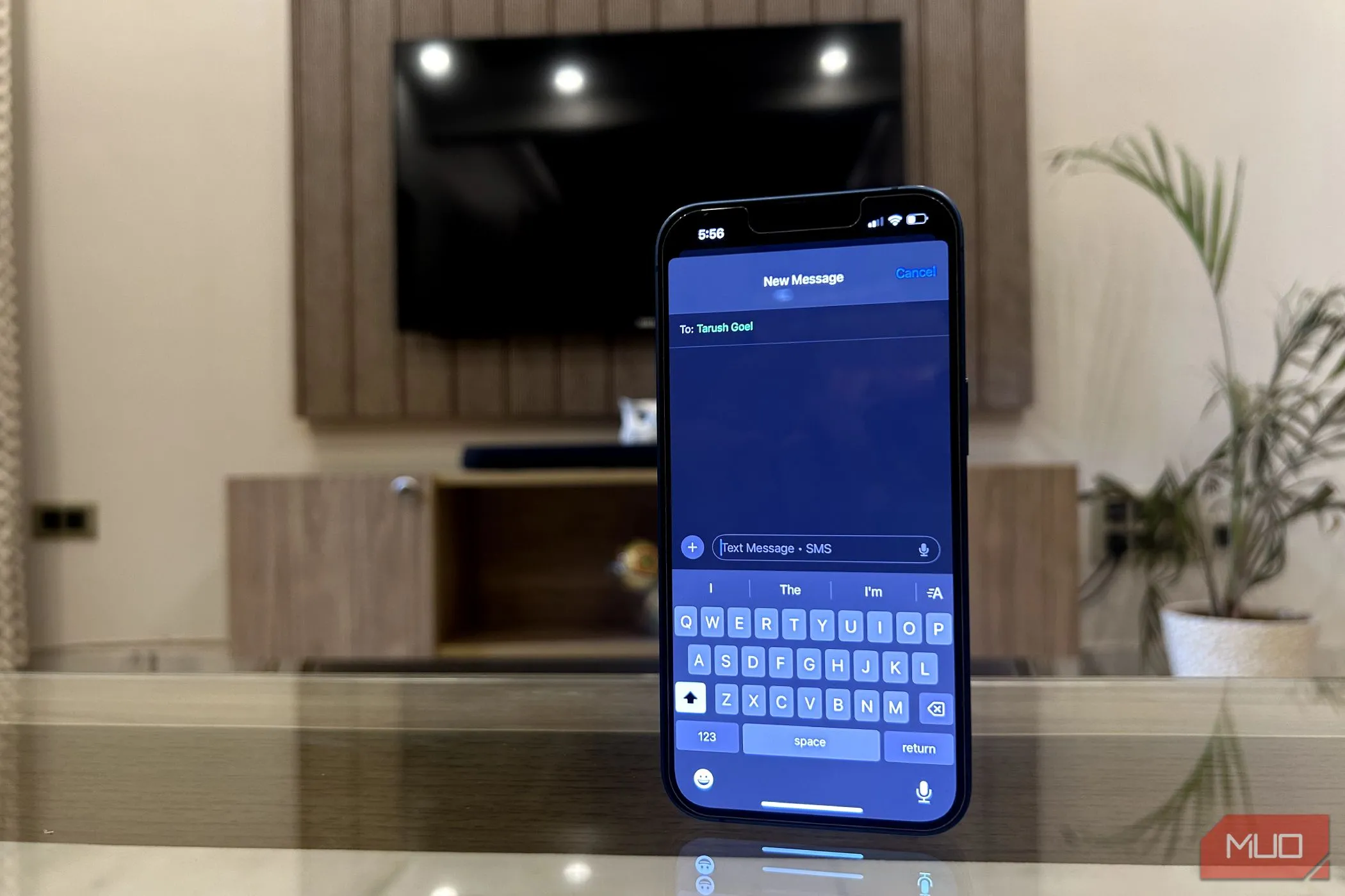 Một chiếc iPhone đang mở ứng dụng Tin nhắn, hiển thị tin nhắn SMS