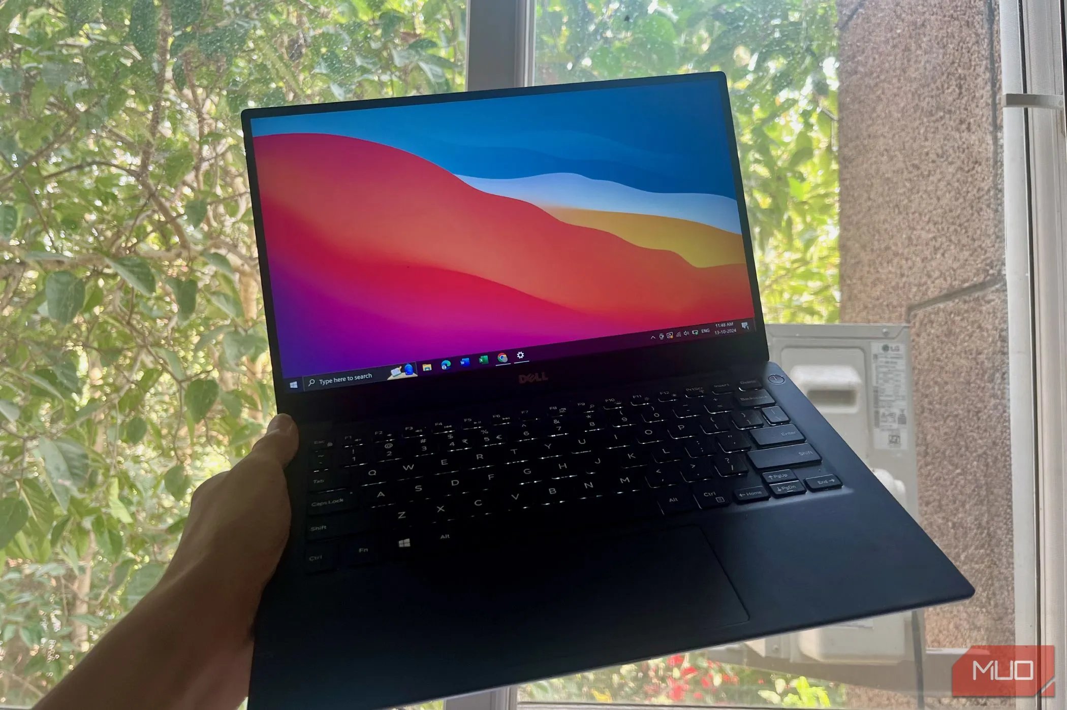 Một chiếc laptop Dell XPS 13 đang chạy hệ điều hành Windows 10.