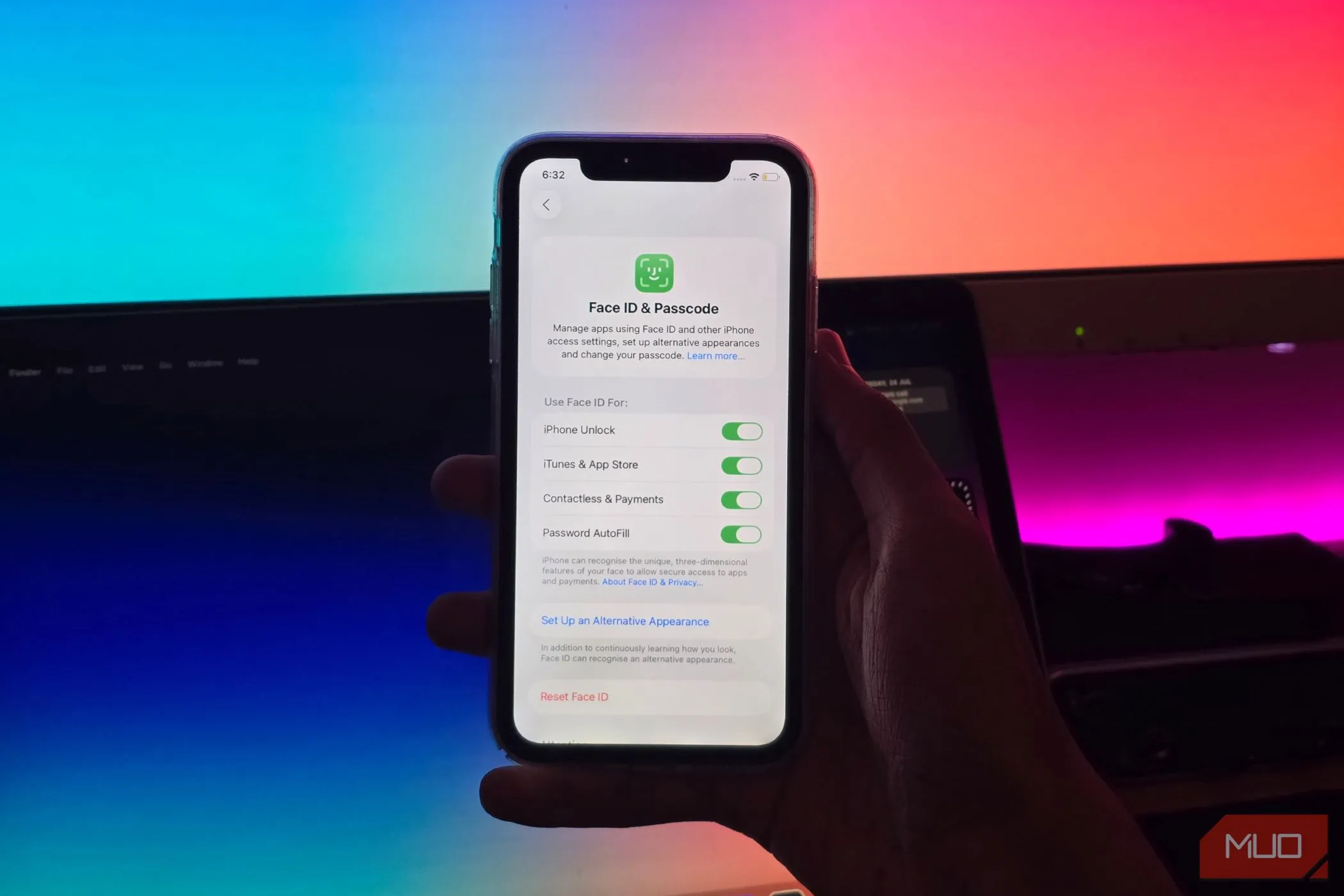 Một người cầm iPhone với menu Face ID &amp; Mật mã đang mở, chuẩn bị thiết lập Face ID