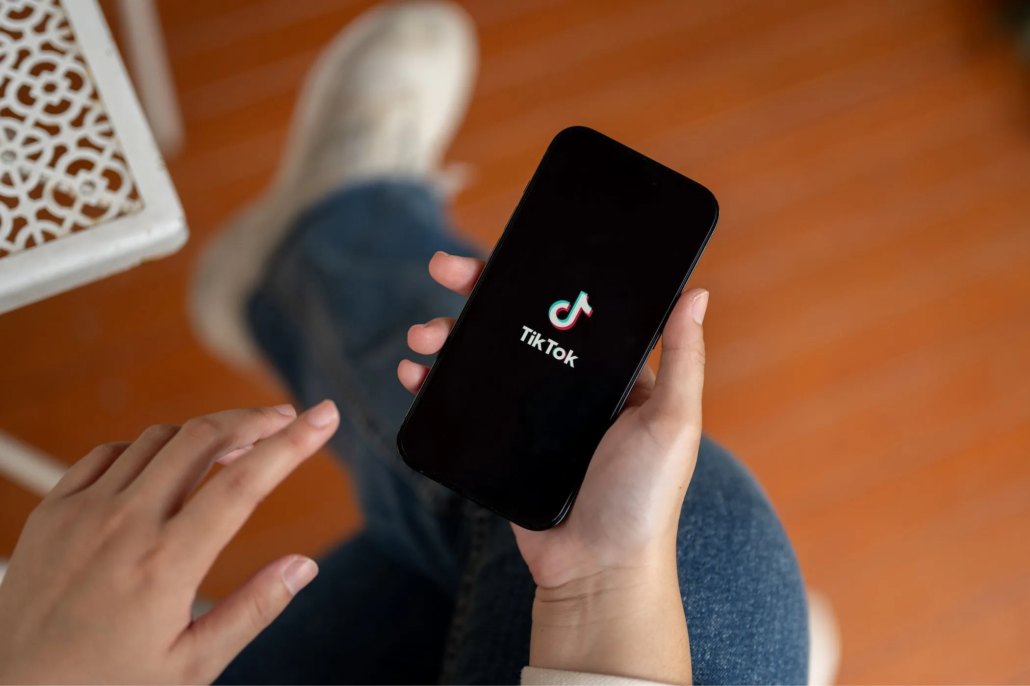 Một người đang cầm điện thoại hiển thị ứng dụng TikTok, một nền tảng xã hội nổi tiếng với việc thu thập và chia sẻ dữ liệu cá nhân người dùng.