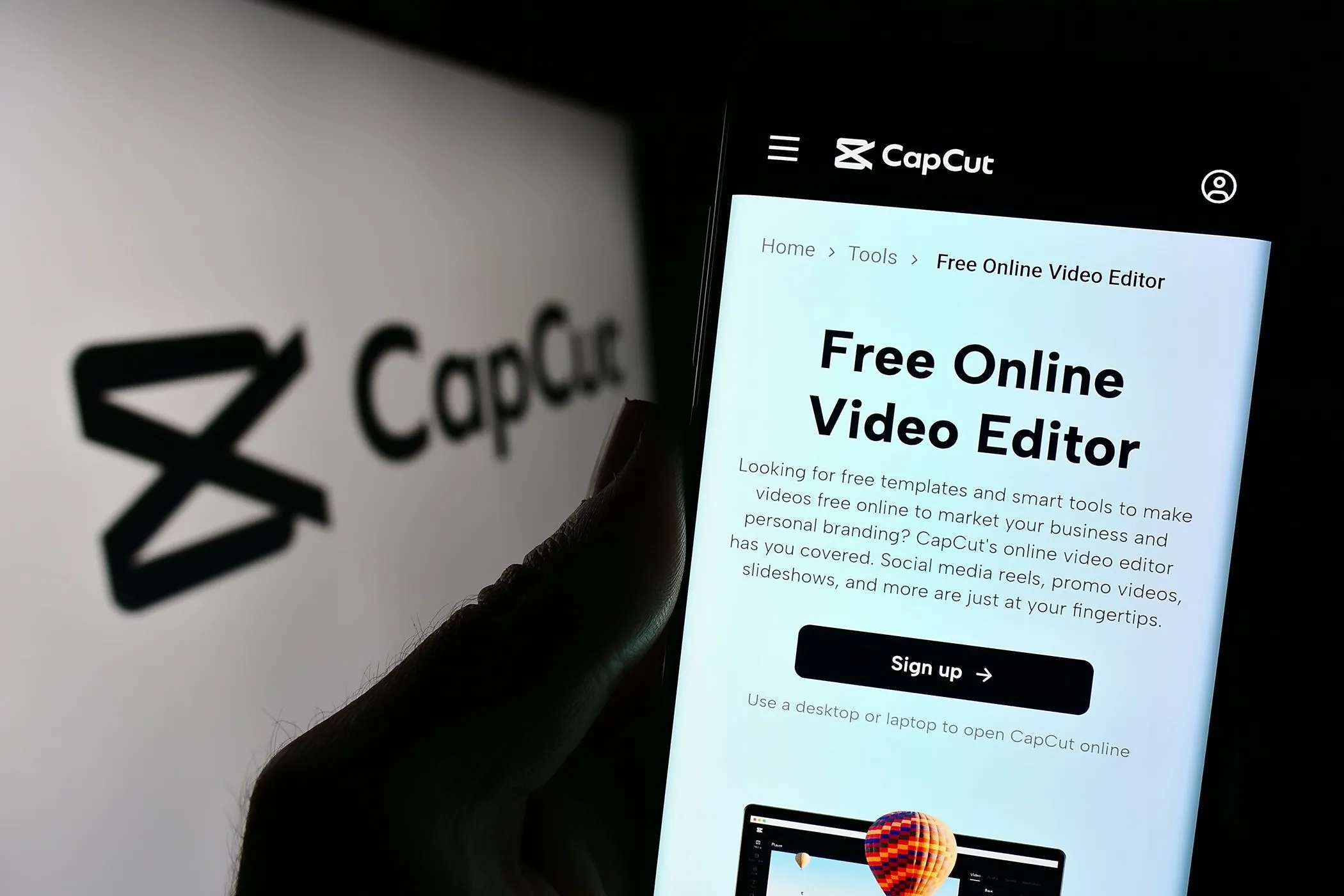 Một người dùng đang thao tác với ứng dụng chỉnh sửa video CapCut trên điện thoại di động