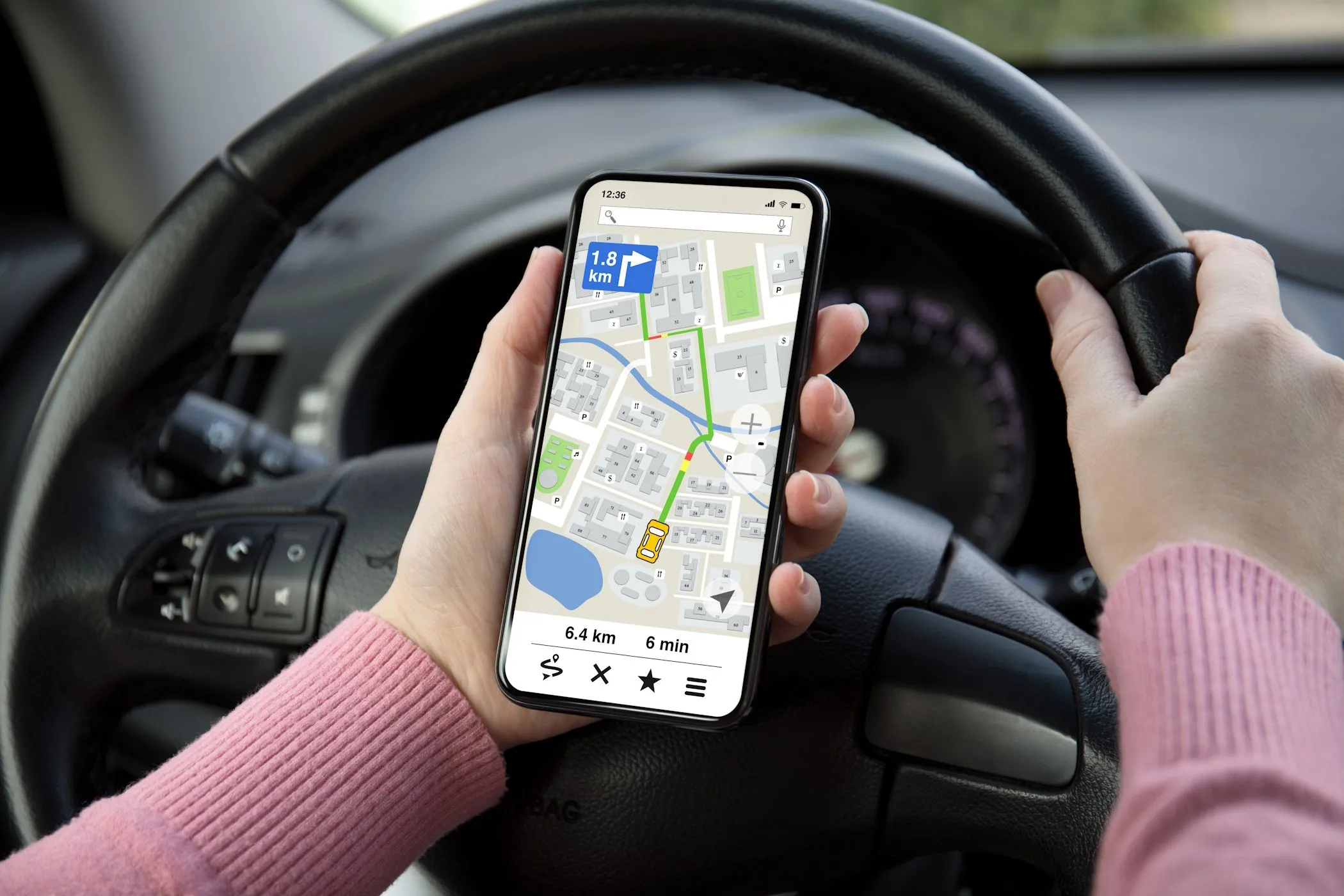Một người phụ nữ đang sử dụng ứng dụng bản đồ trên điện thoại Android khi lái xe, minh họa việc sử dụng smartphone cũ làm thiết bị định vị GPS.