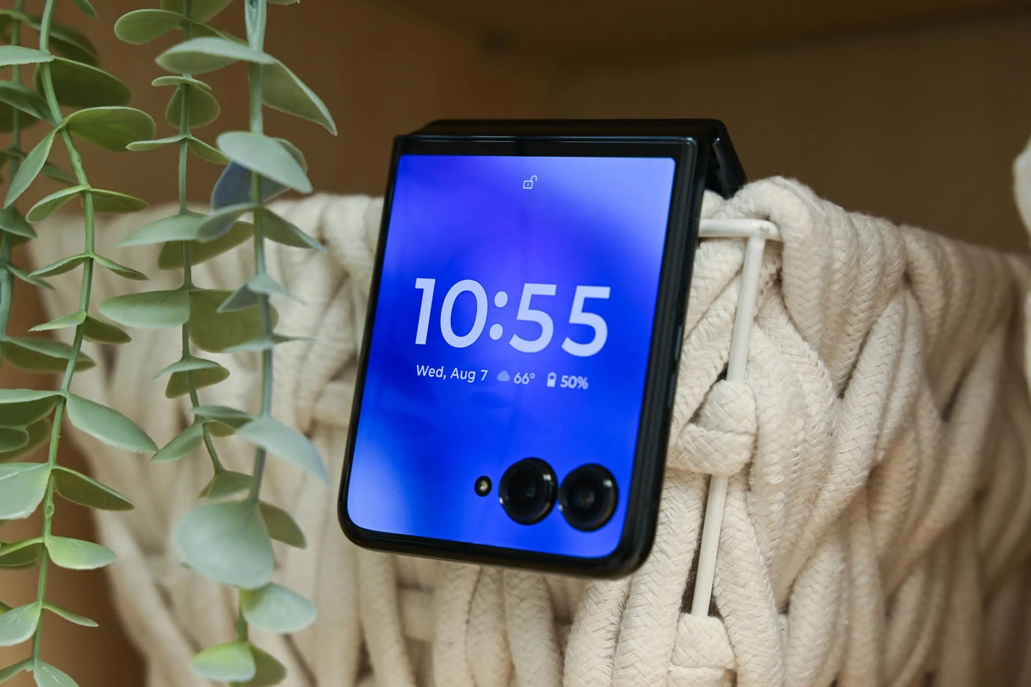 Motorola Razr+ gập lại với màn hình phụ hiển thị, cho thấy tính năng và tiện ích của màn hình ngoài trên điện thoại gập vỏ sò