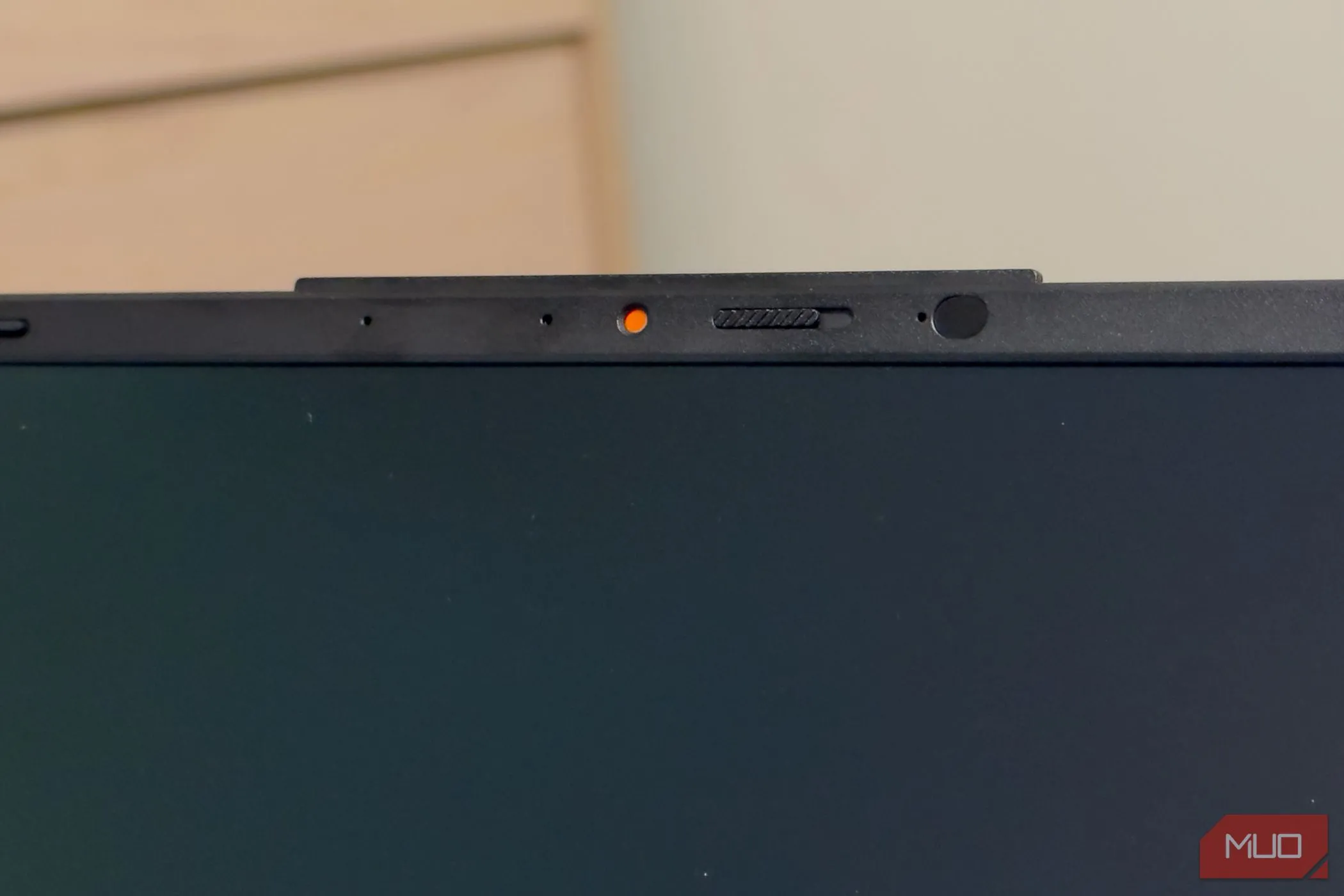 Nắp che webcam tích hợp trên laptop ASUS Vivobook S 15 OLED giúp bảo vệ quyền riêng tư
