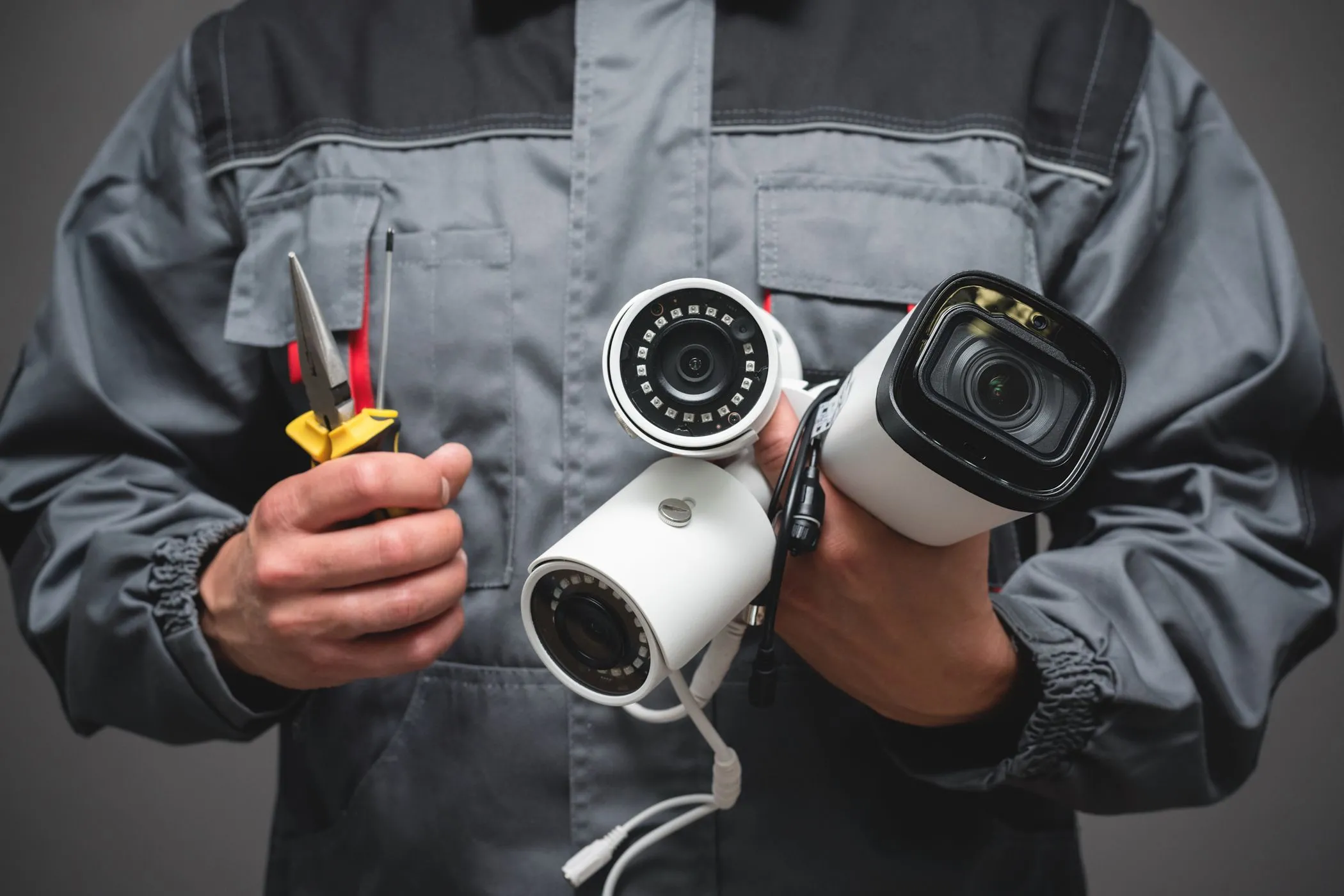 Người đàn ông cầm camera an ninh, biểu tượng cho việc Smart TV thu thập dữ liệu cá nhân liên tục từ người dùng.