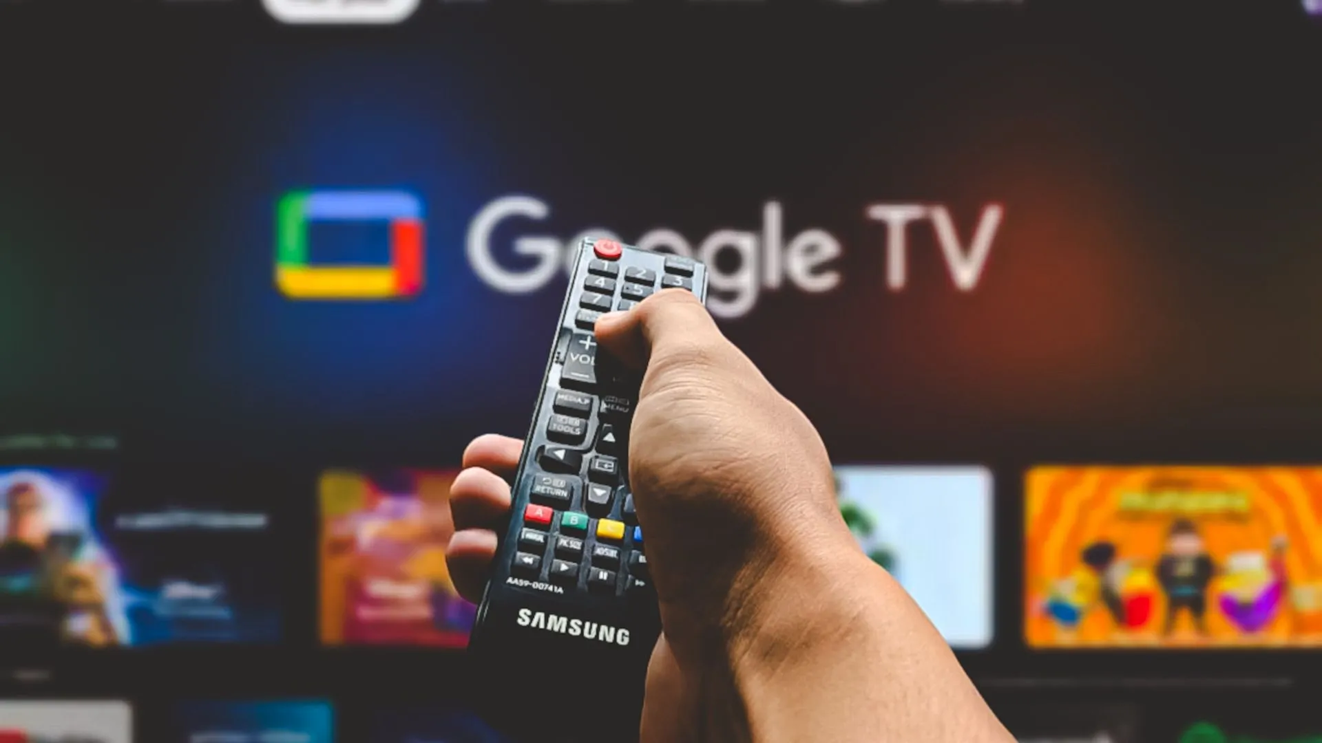 Người đàn ông cầm điều khiển Smart TV đang điều hướng trên giao diện Google TV, minh họa sự dễ dàng trong việc cài đặt ứng dụng.
