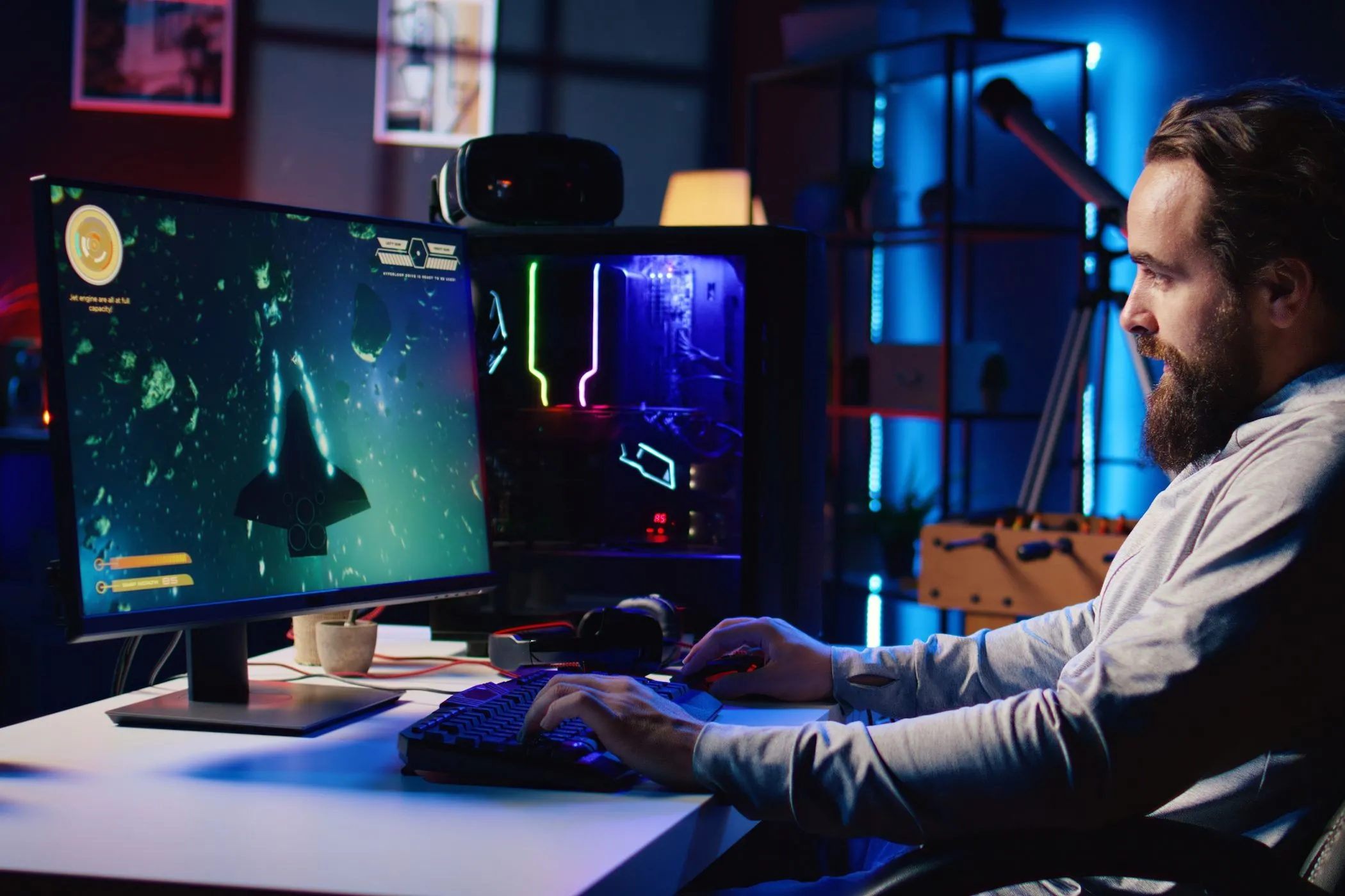 Người đàn ông đang tập trung chơi game trên máy tính để bàn, nhấn mạnh trải nghiệm chơi game ổn định với kết nối Ethernet.