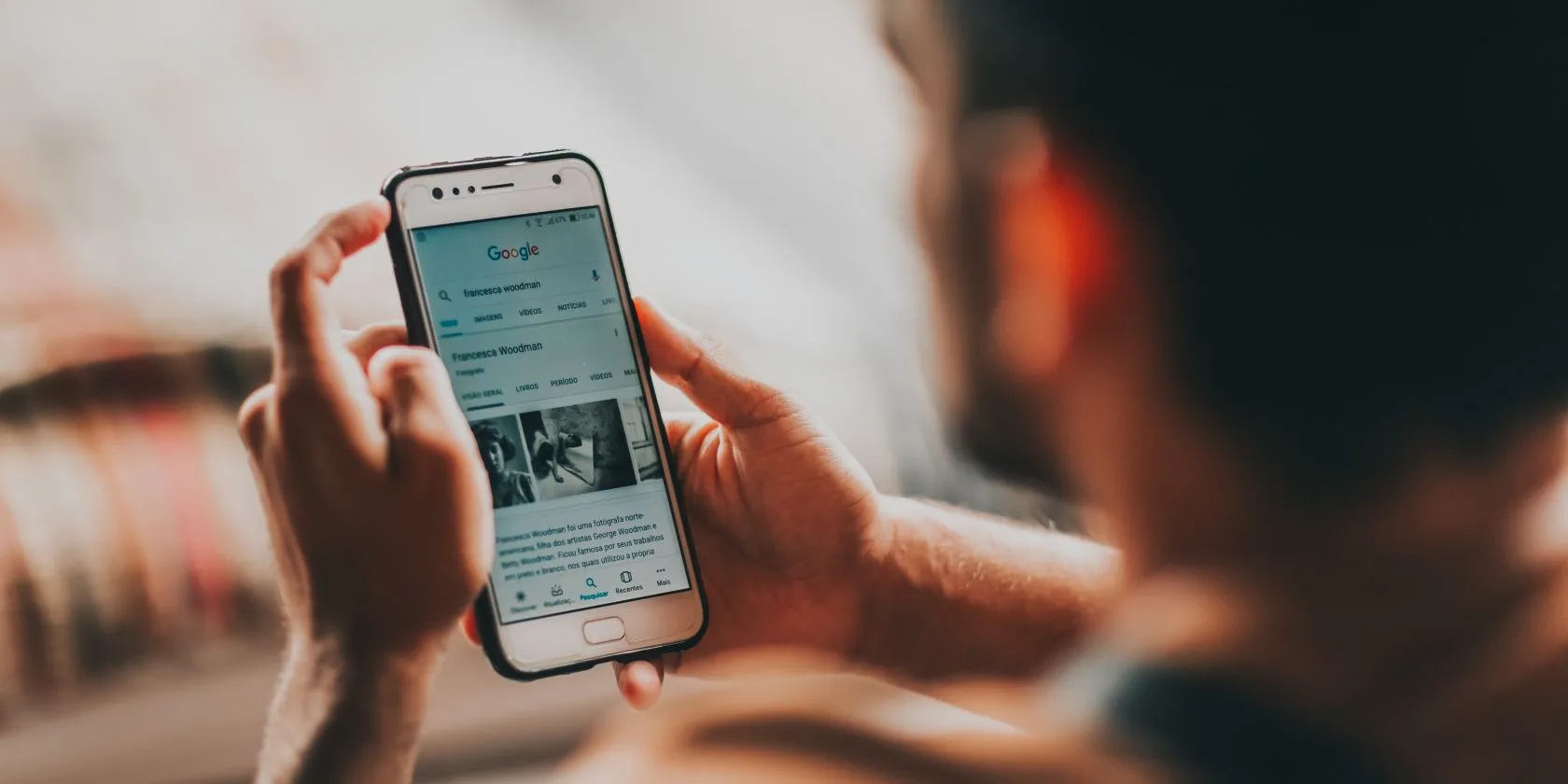 Người đàn ông sử dụng điện thoại Android để lướt web, minh họa việc Google theo dõi dữ liệu người dùng.