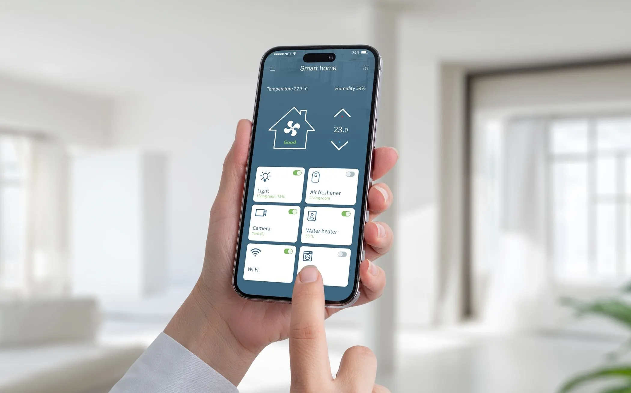 Người đàn ông sử dụng iPhone để điều khiển các thiết bị nhà thông minh