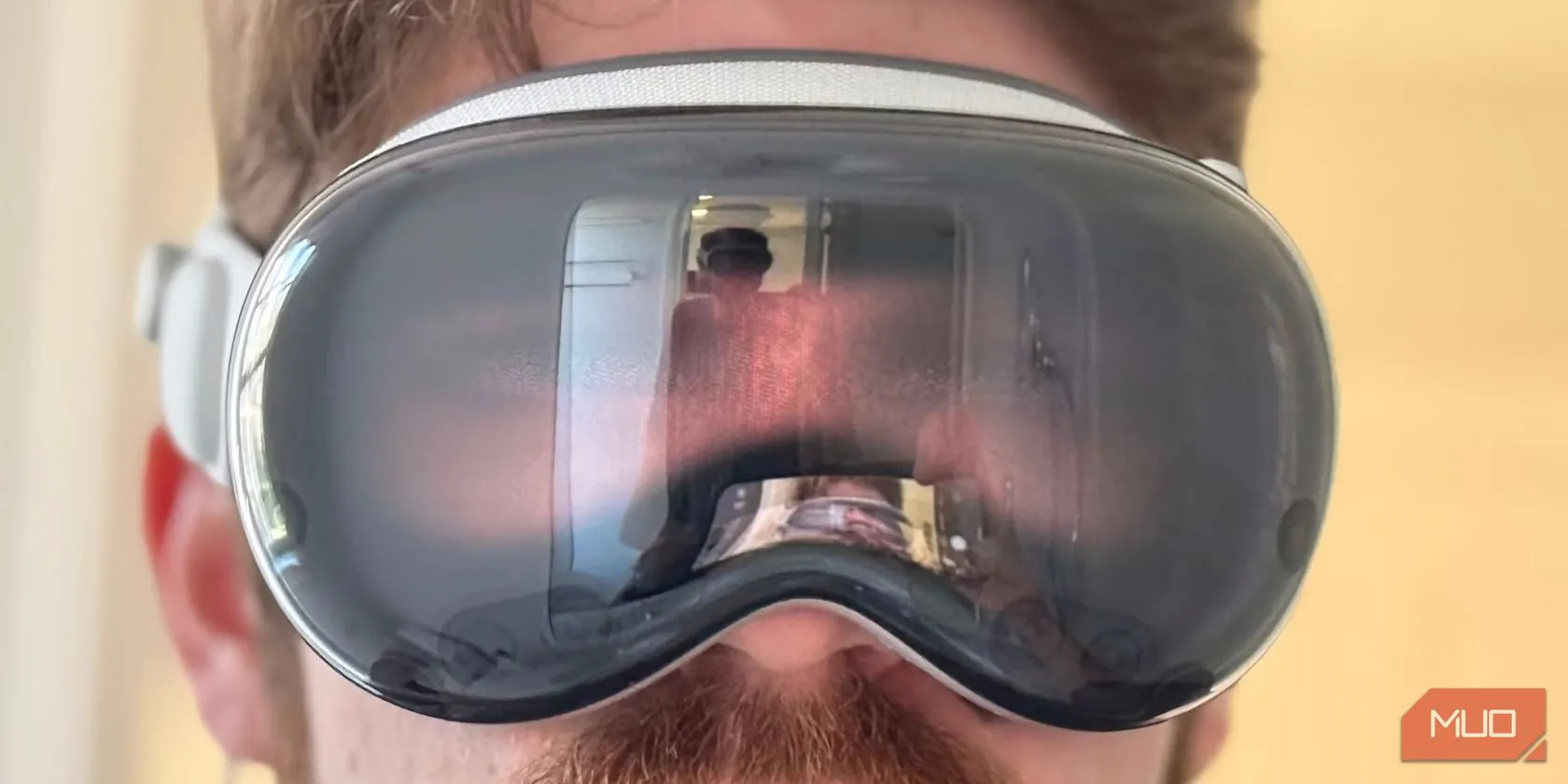 Người đàn ông trải nghiệm tai nghe Apple Vision Pro, thiết bị thực tế ảo giá cao của Apple.