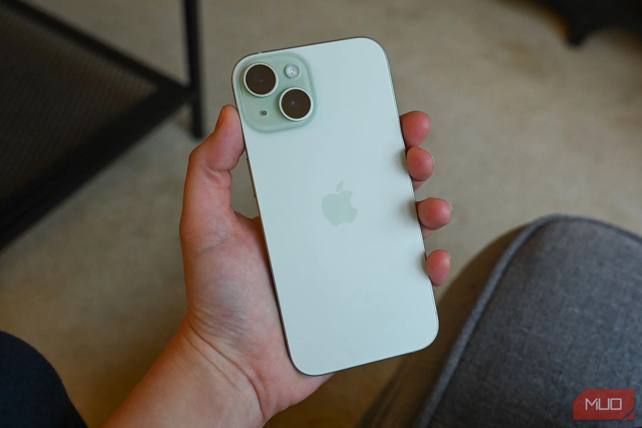 Người dùng cầm chiếc iPhone 15, lựa chọn đáng giá hơn so với iPhone 16e