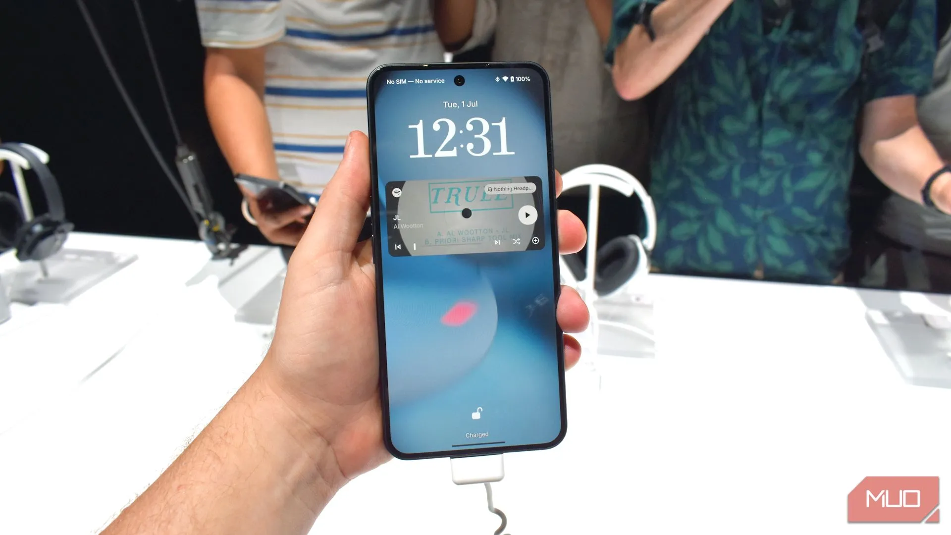 Người dùng cầm điện thoại Nothing Phone 3 ở mặt trước, thể hiện thiết kế tinh tế và màn hình lớn.