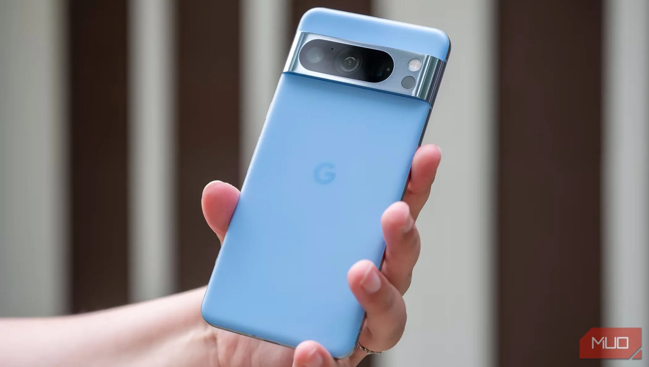 Người dùng cầm điện thoại Pixel 8 Pro khoe mặt lưng máy
