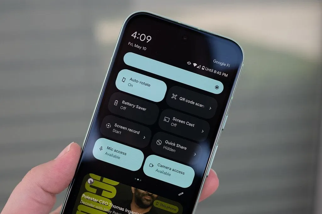 Người dùng đang cầm điện thoại Google Pixel 8a, minh họa một thiết bị di động hiện đại cần được bảo vệ bề mặt