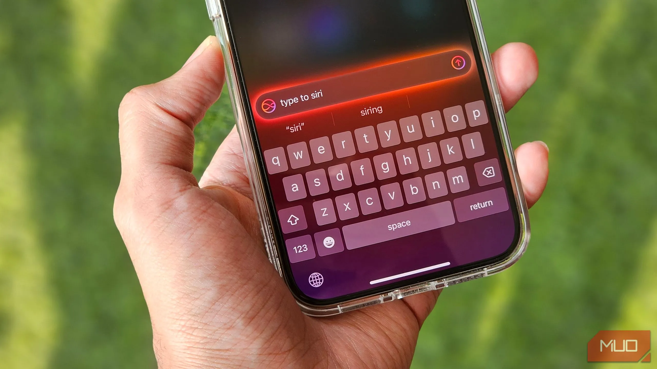 Người dùng đang gõ lệnh cho Siri trên iPhone, tính năng Type to Siri được kỳ vọng mang lại trải nghiệm tương tác tự nhiên hơn với trợ lý ảo.