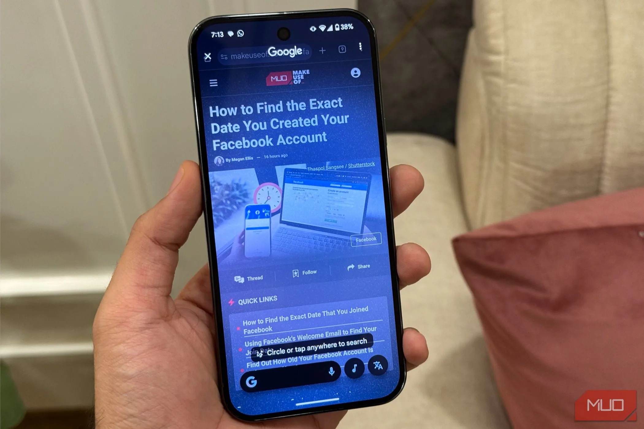 Người dùng đang khoanh tròn tìm kiếm trên màn hình điện thoại Pixel 9 với tính năng Circle to Search