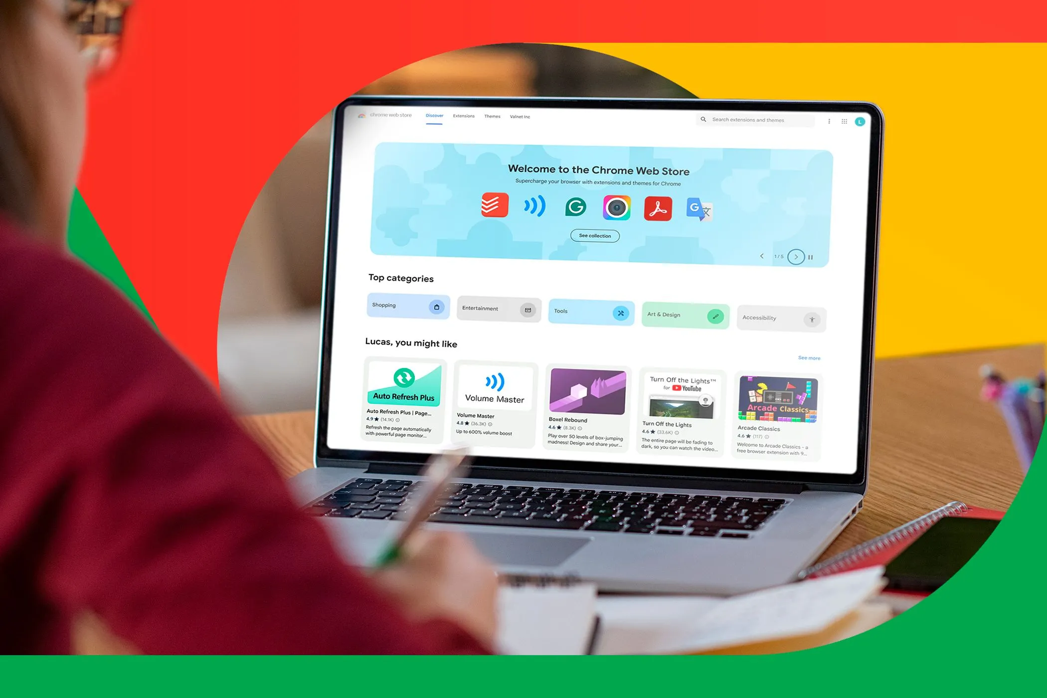 Người dùng đang nghiên cứu trên laptop với Chrome Web Store mở.