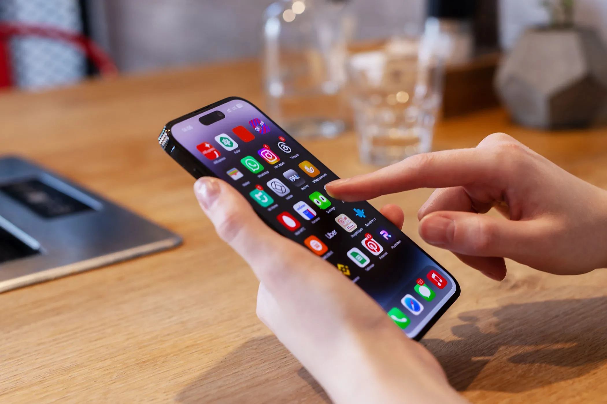Người dùng đang thao tác trên iPhone, minh họa cho việc sử dụng điện thoại hàng ngày.