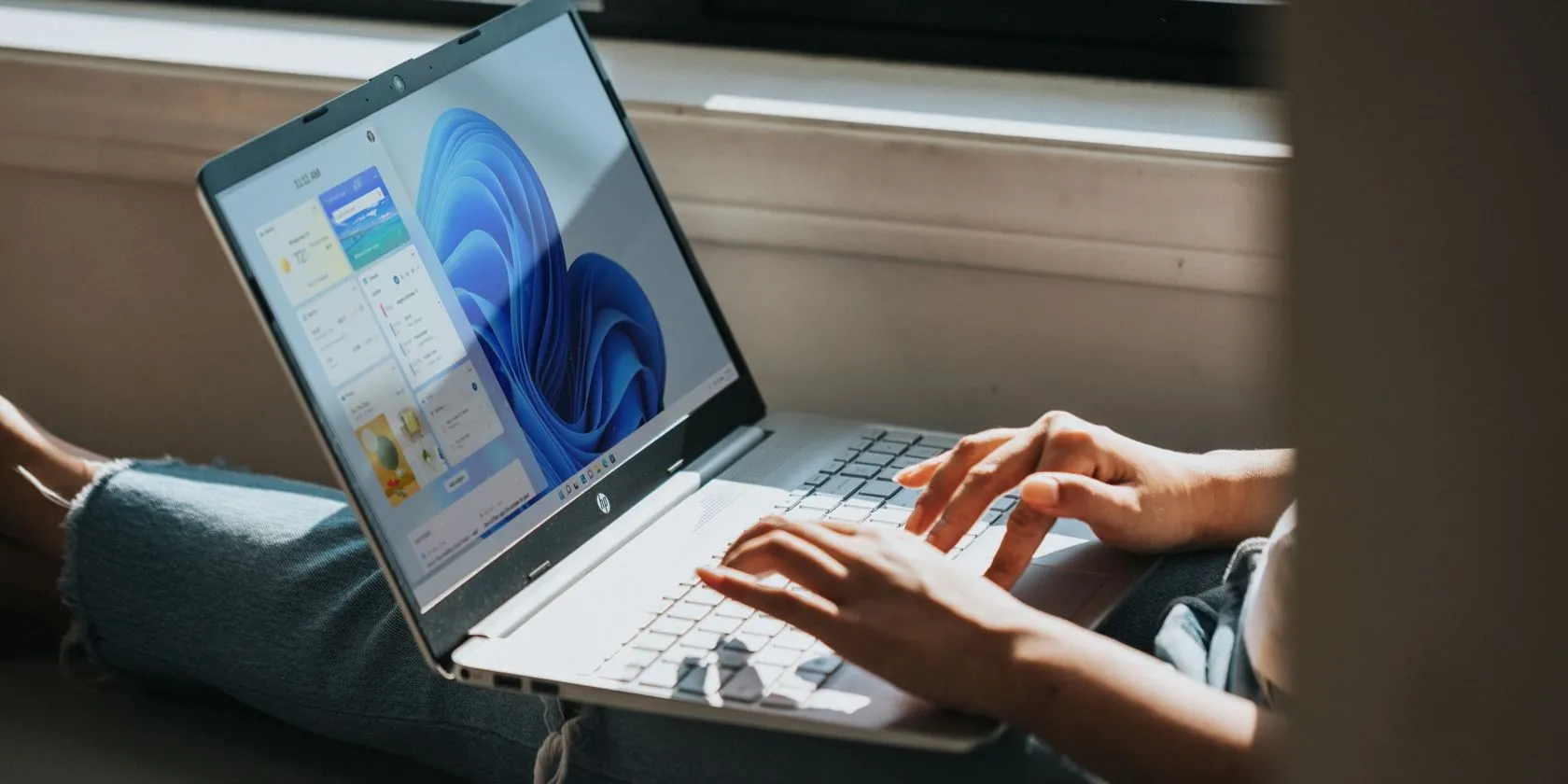 Người dùng đang trải nghiệm tùy biến trên giao diện máy tính Windows 11