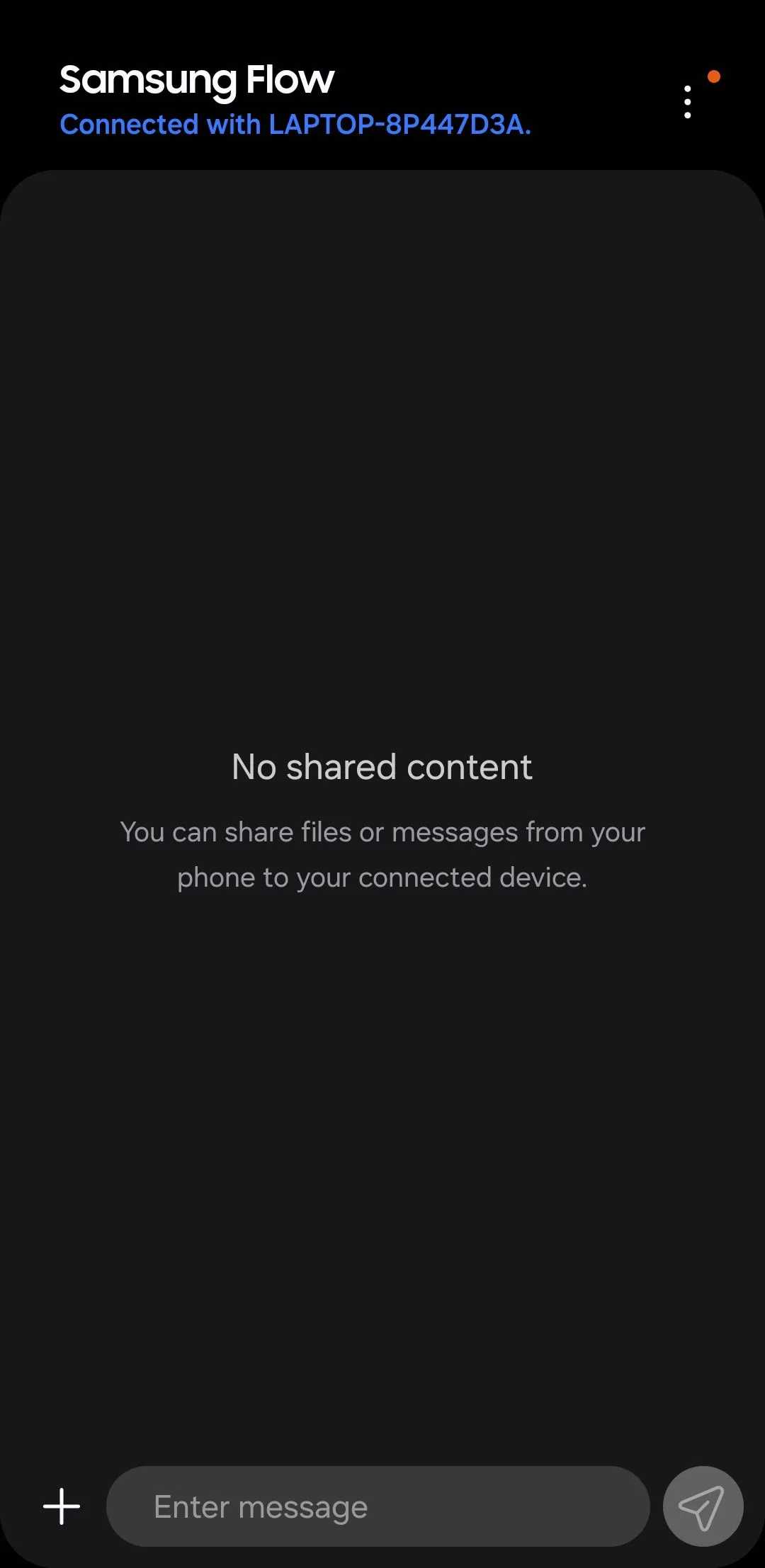 Người dùng đang xem thông báo từ điện thoại Galaxy trên màn hình máy tính thông qua Samsung Flow