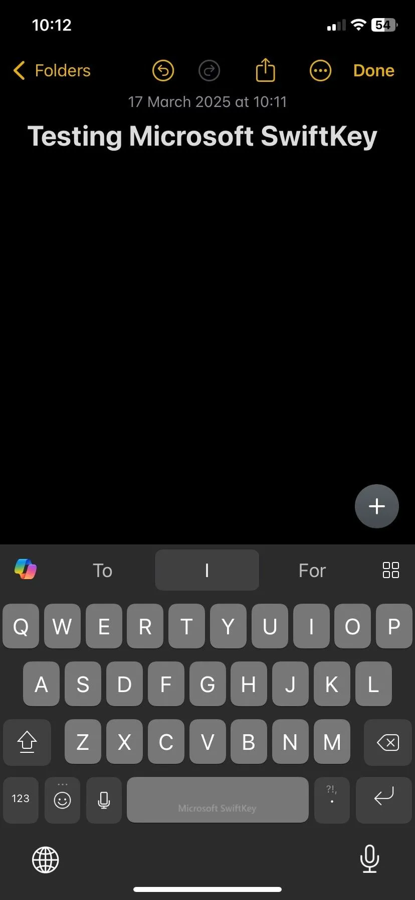Người dùng gõ văn bản với bàn phím Microsoft SwiftKey trên ứng dụng Ghi chú iPhone.
