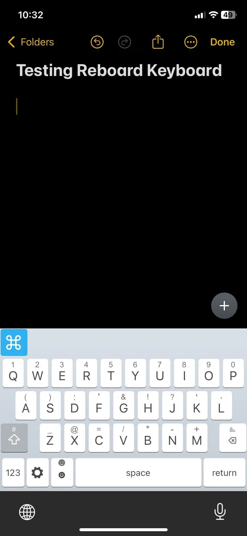 Người dùng gõ văn bản với bàn phím ReBoard trên ứng dụng Ghi chú iPhone.
